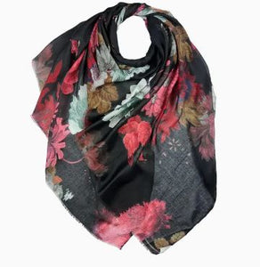 London Scarves - Big roses on lightweight scarf with fringes