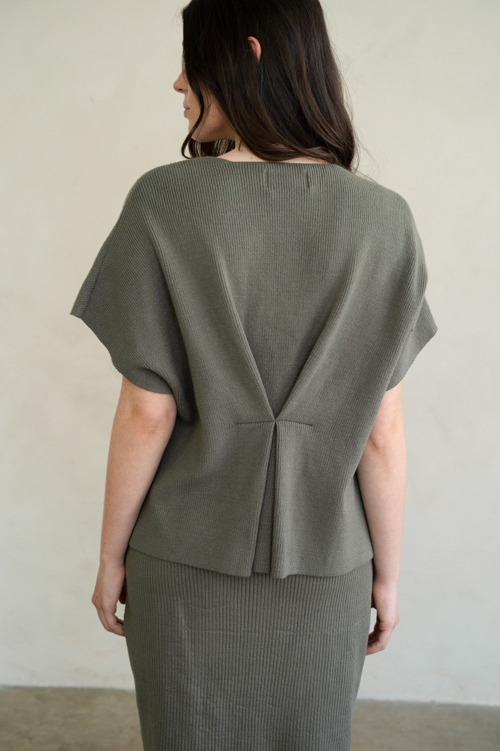 HIDDEN BUTTON CLOSURE SLEEVELESS SWEATER CARDIGAN