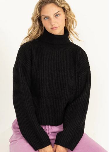 PRETTY SWEET TURTLENECK SEMI-CROP SWEATER