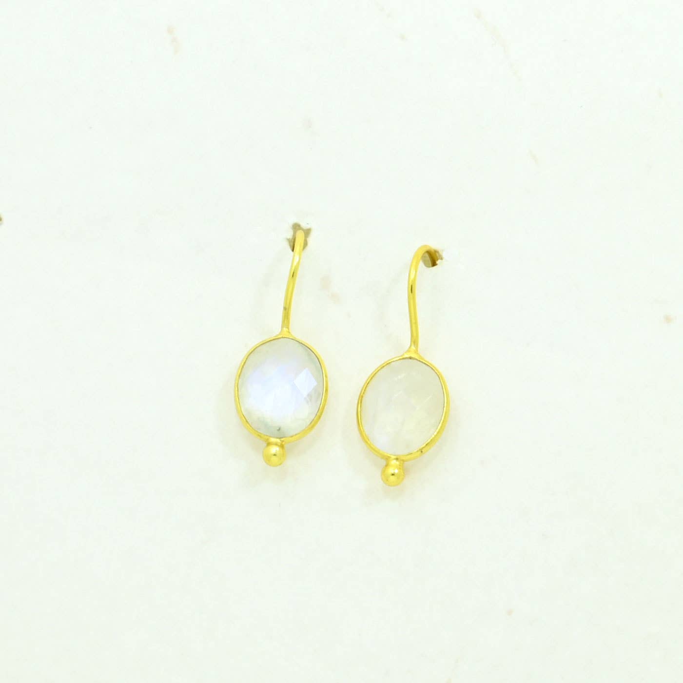 Schmuckoo x Noyre Berlin - Oval Gemstone Gold Earring Silver 925 - Rainbow Moonstone