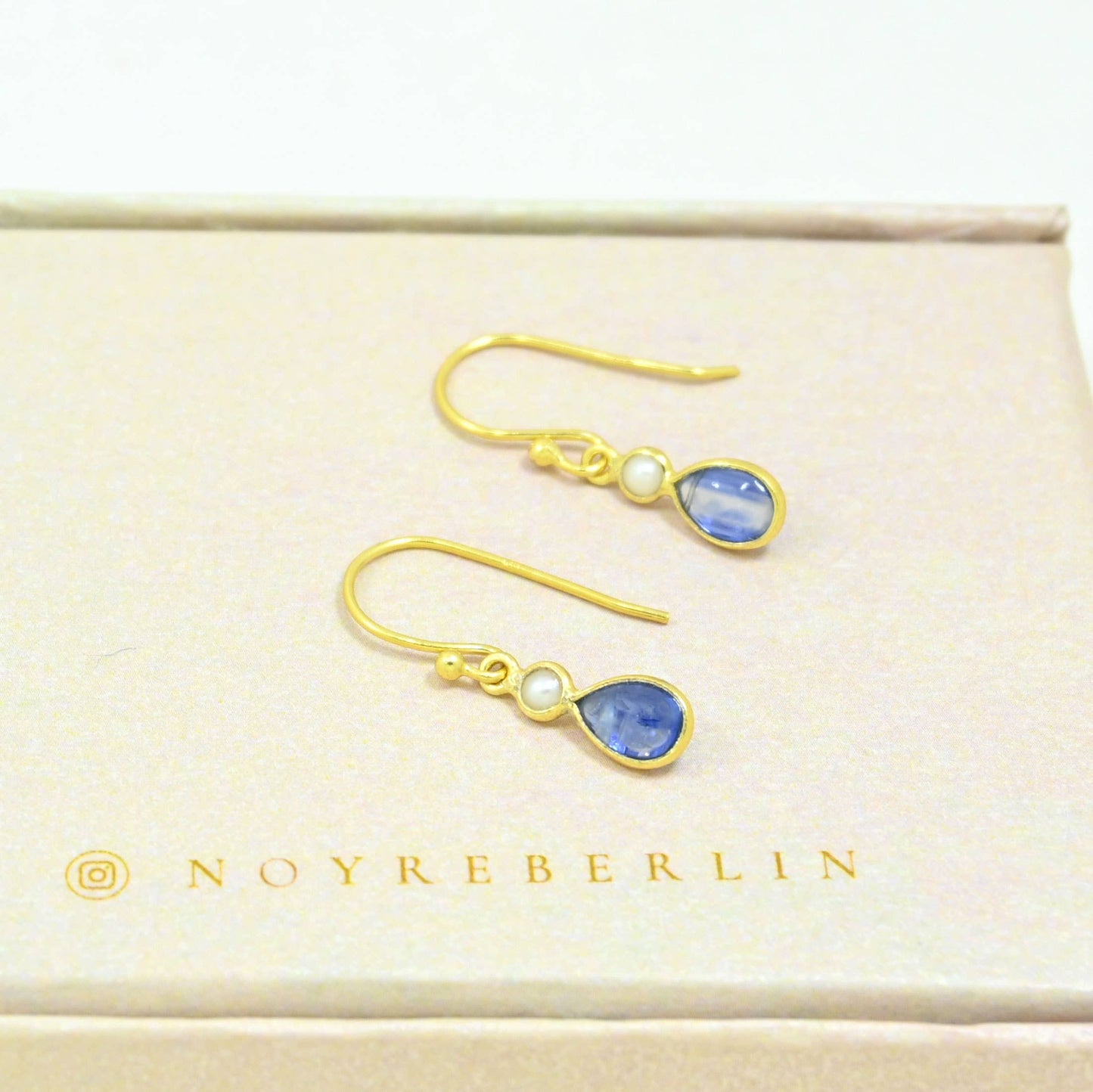 Schmuckoo x Noyre Berlin - Maysie Earring Gold Plated Silver 925 - Blue Kyanite & Pearl