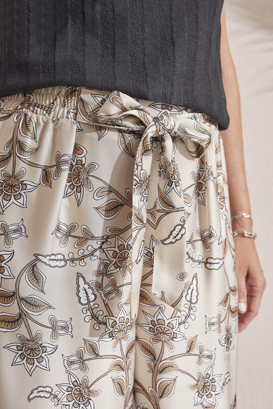 PLACEMENT BORDER PRINT FLOWY PANT