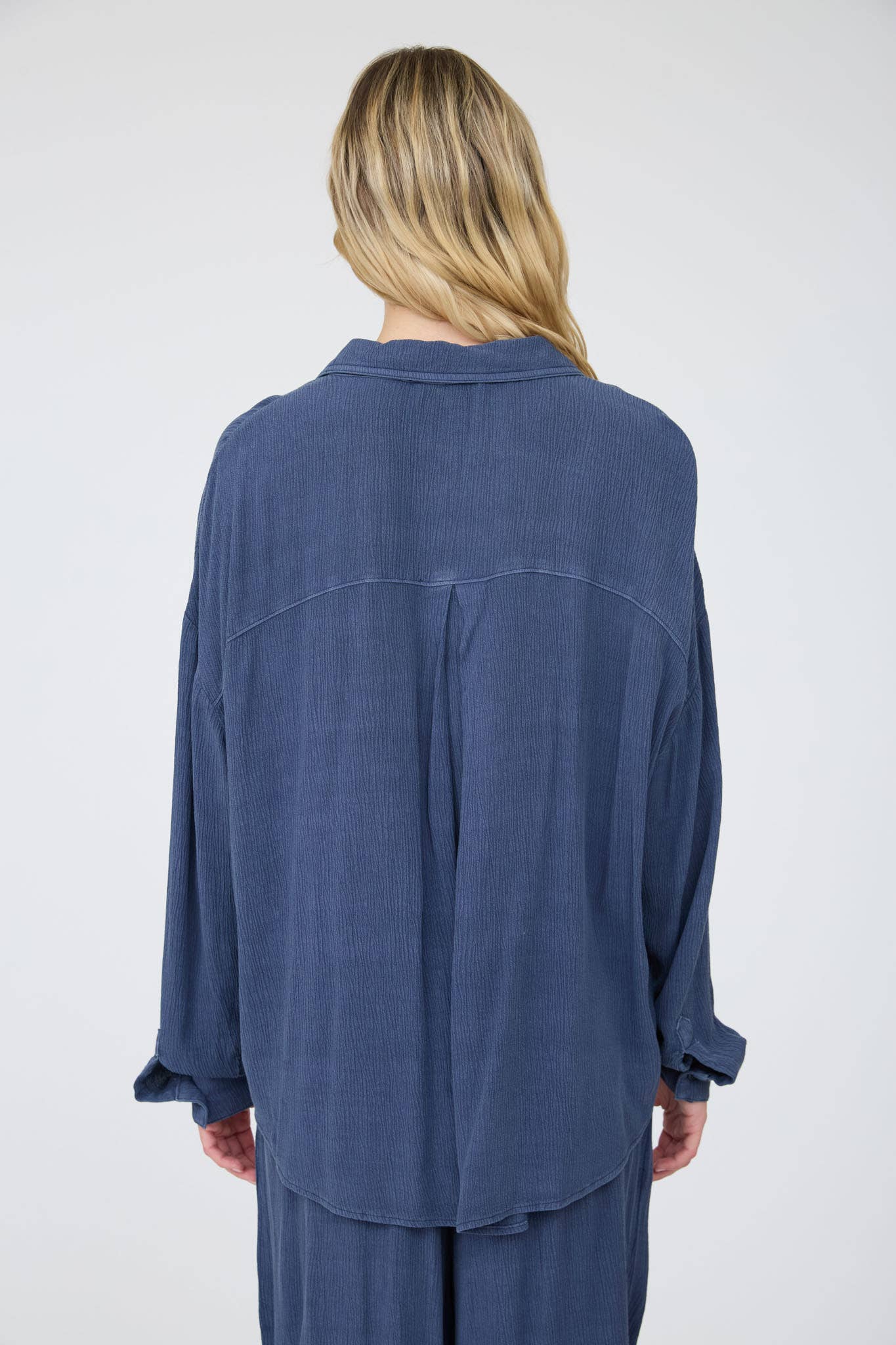 CRINKLE PLISSE COLLARED LONG SLEEVE BUTTON DOWN - Blu Pepper