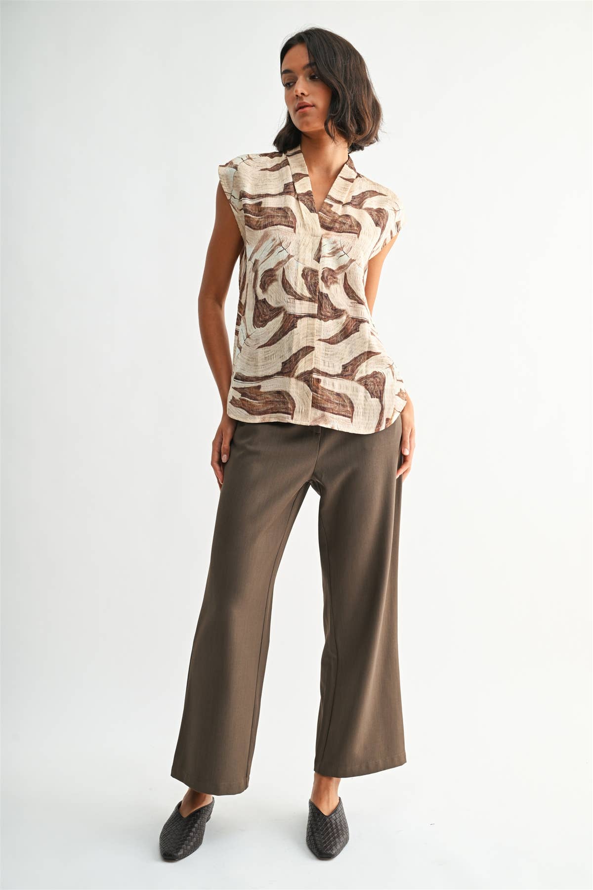 GEO PRINT V NECK SLEEVELESS BLOUSE