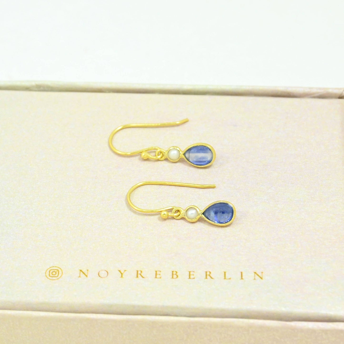 Schmuckoo x Noyre Berlin - Maysie Earring Gold Plated Silver 925 - Blue Kyanite & Pearl
