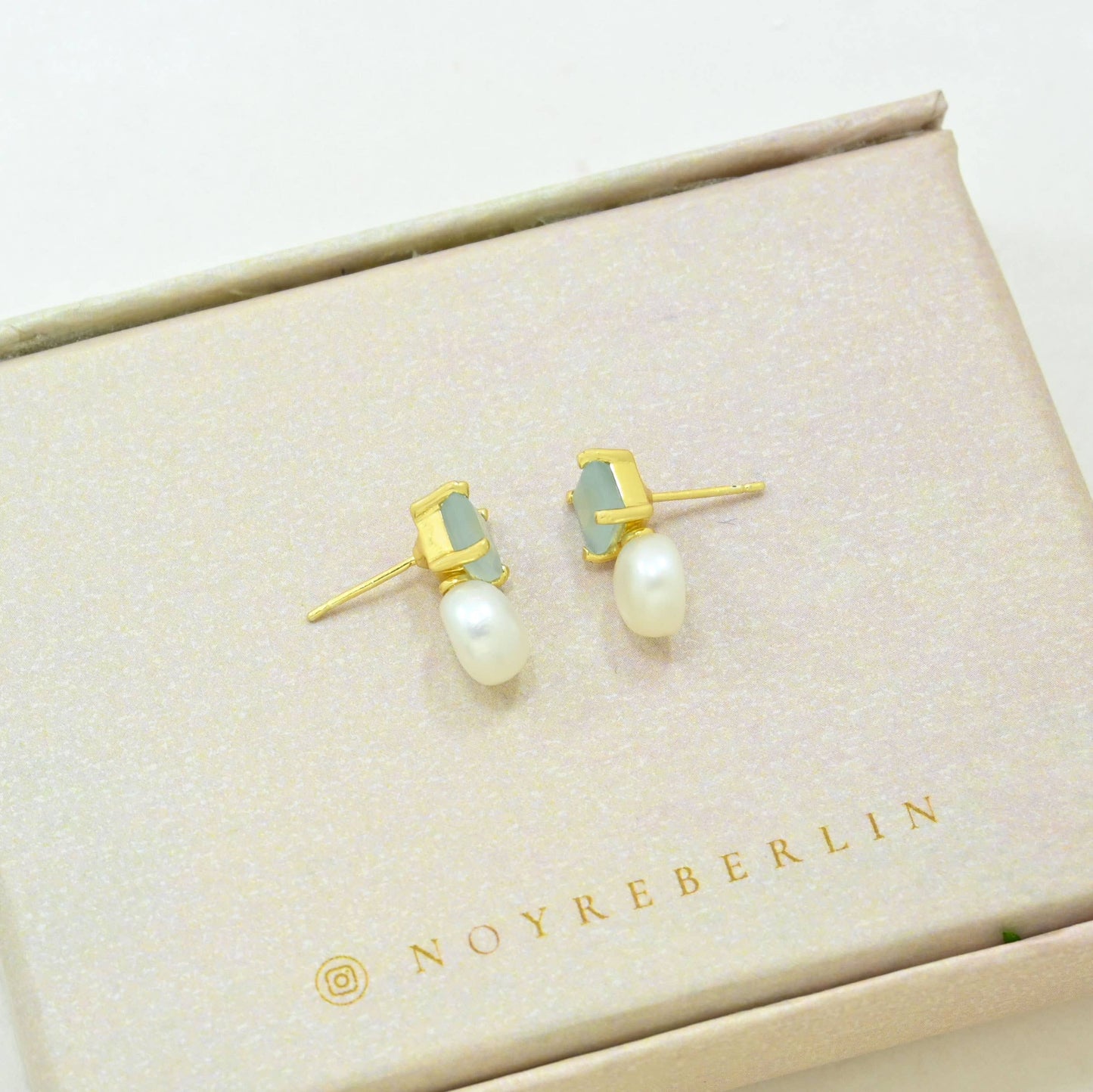 Schmuckoo x Noyre Berlin - Aaliyah Earring Gold Plated - Pearl & Aquamarine Chalcedony