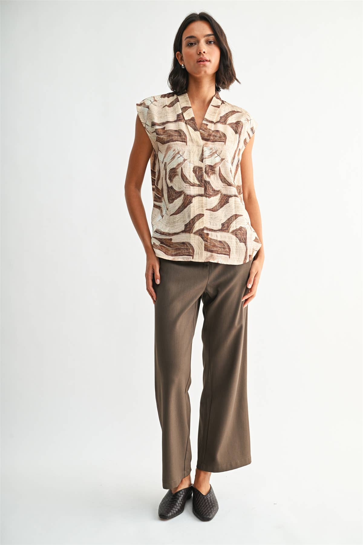 GEO PRINT V NECK SLEEVELESS BLOUSE