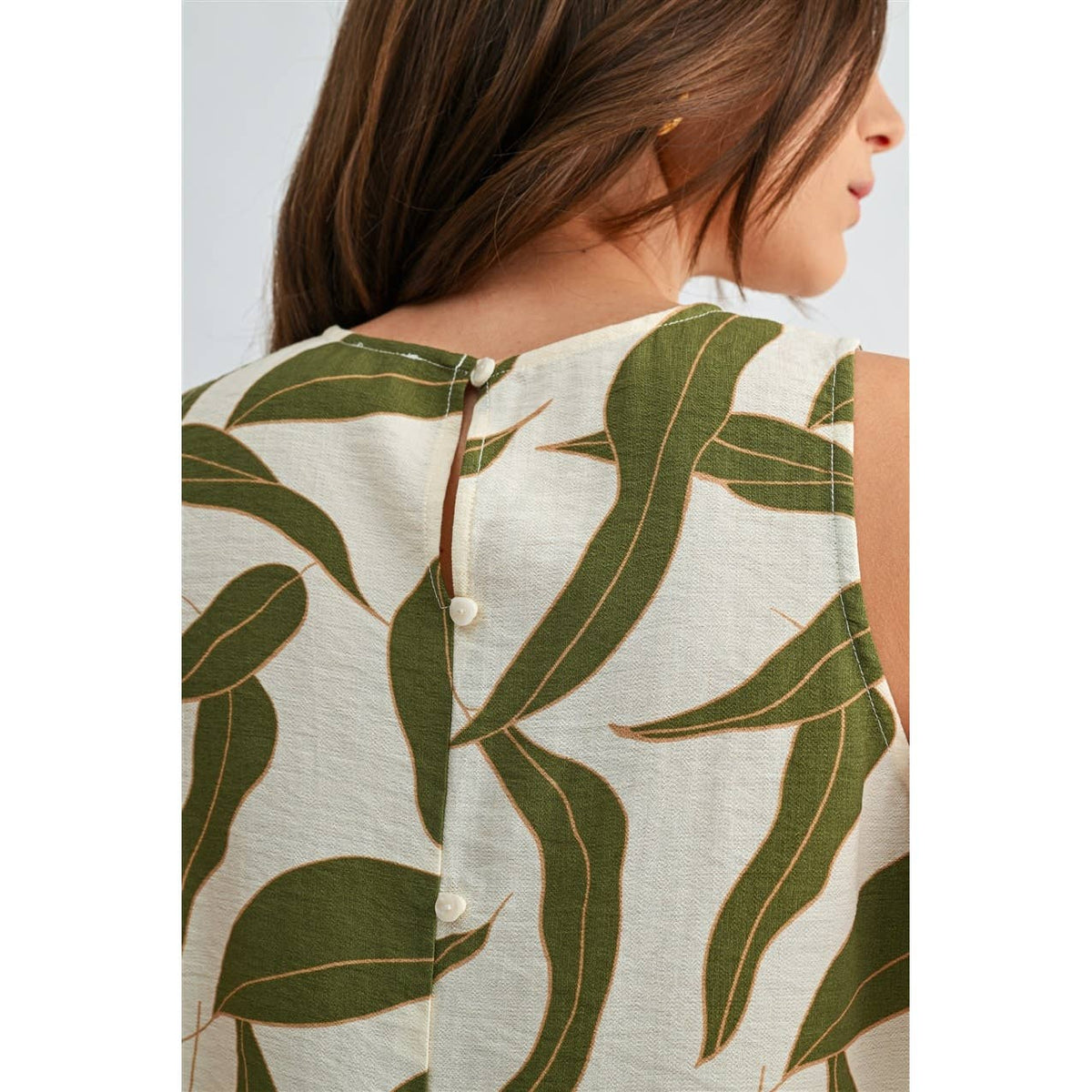 FUN2FUN - LEAF PRINT BACK BUTTON SLEEVELESS TOP