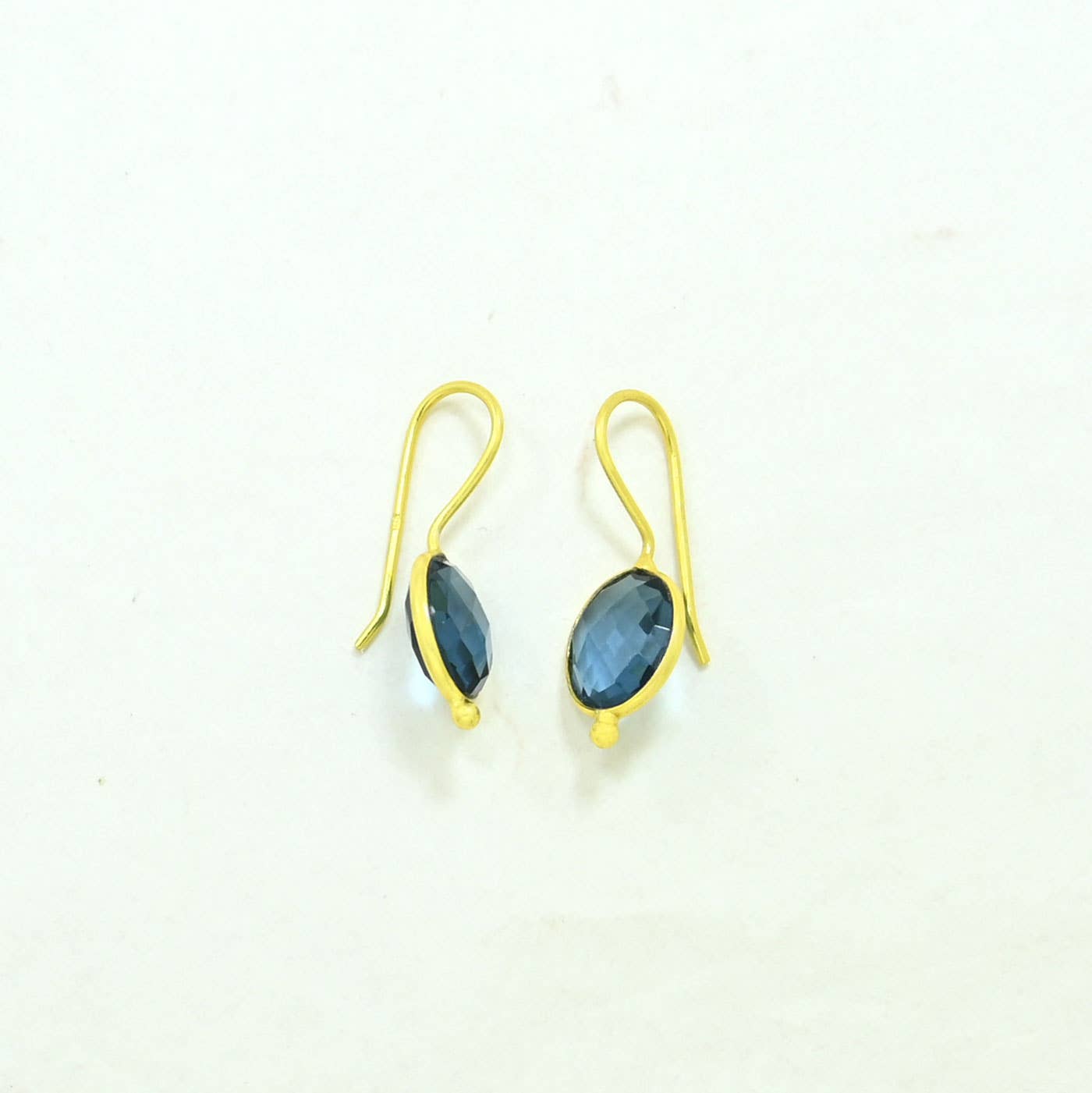 Schmuckoo x Noyre Berlin - Oval Gemstone Earring Gold Plated Silver 925 - Blue Iolite