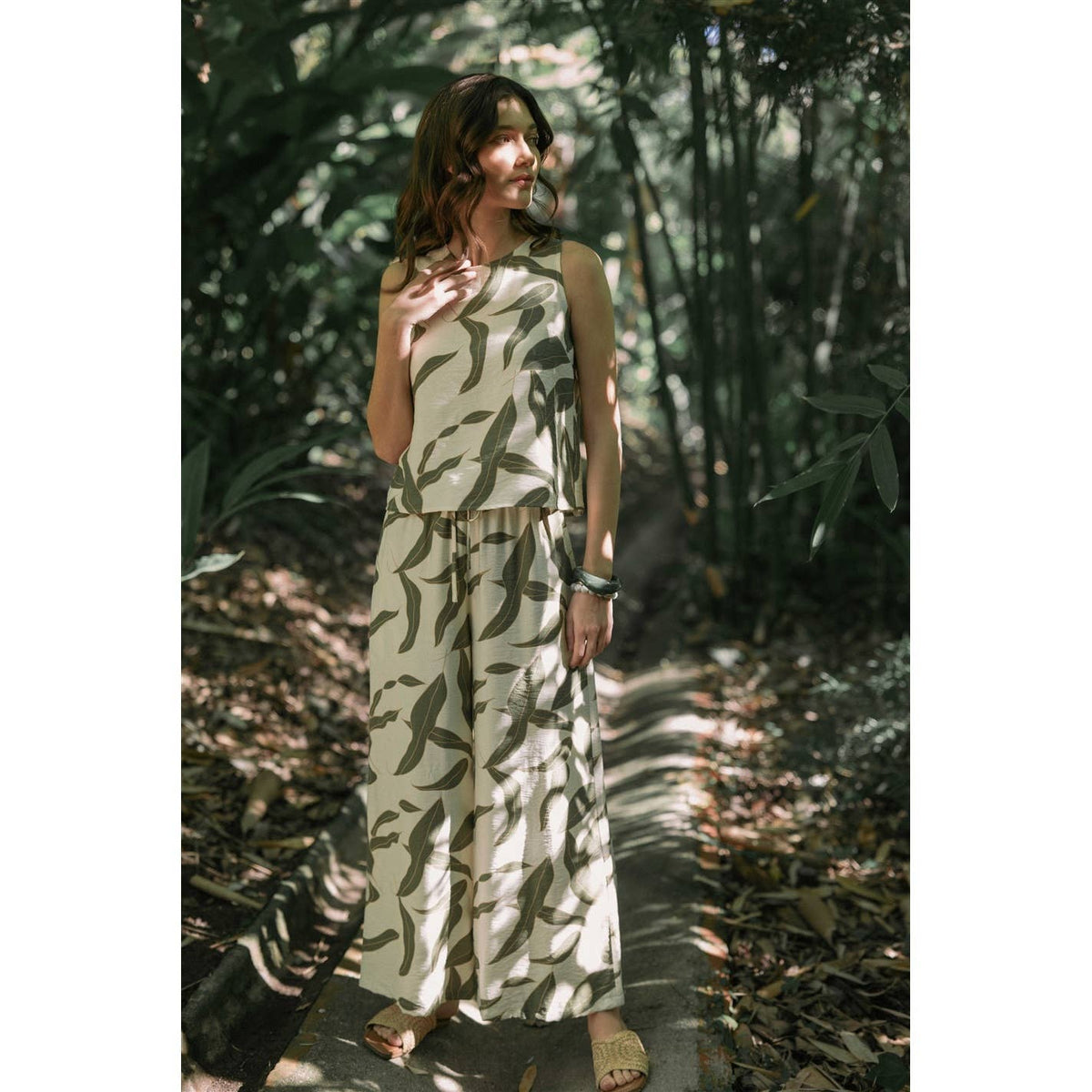 FUN2FUN - LEAF PRINT BACK BUTTON SLEEVELESS TOP