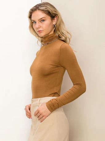 EXTRA LOVE TURTLENECK TOP