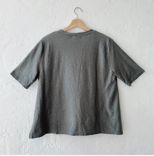 V-NECK ELBOW SLEEVE TOP