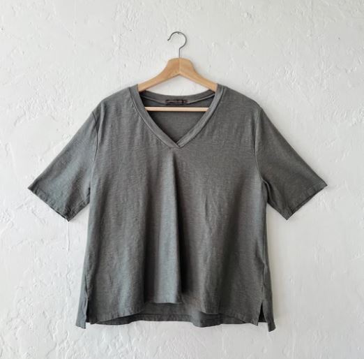 V-NECK ELBOW SLEEVE TOP