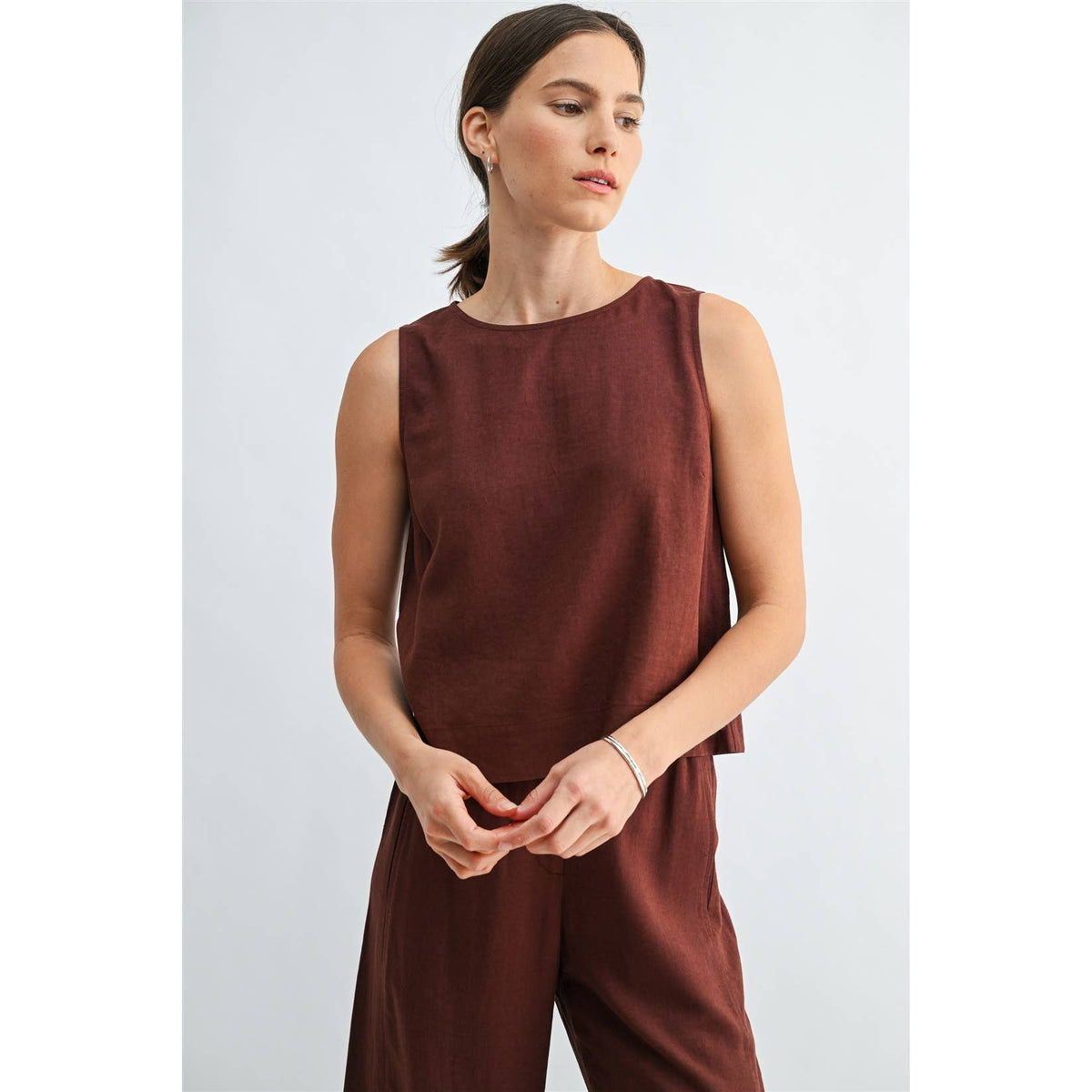 FUN2FUN - LINEN BLEND SLEEVELESS BUTTON BACK TOP