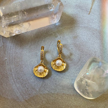 Load image into Gallery viewer, indie moon - Hidden treasure earrings
