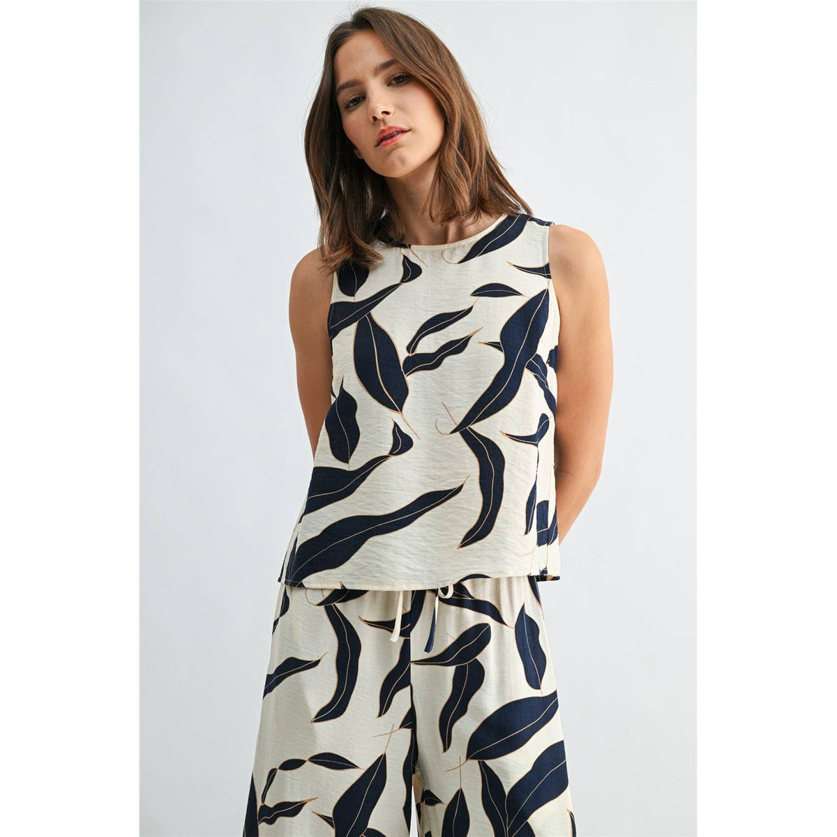 FUN2FUN - LEAF PRINT BACK BUTTON SLEEVELESS TOP