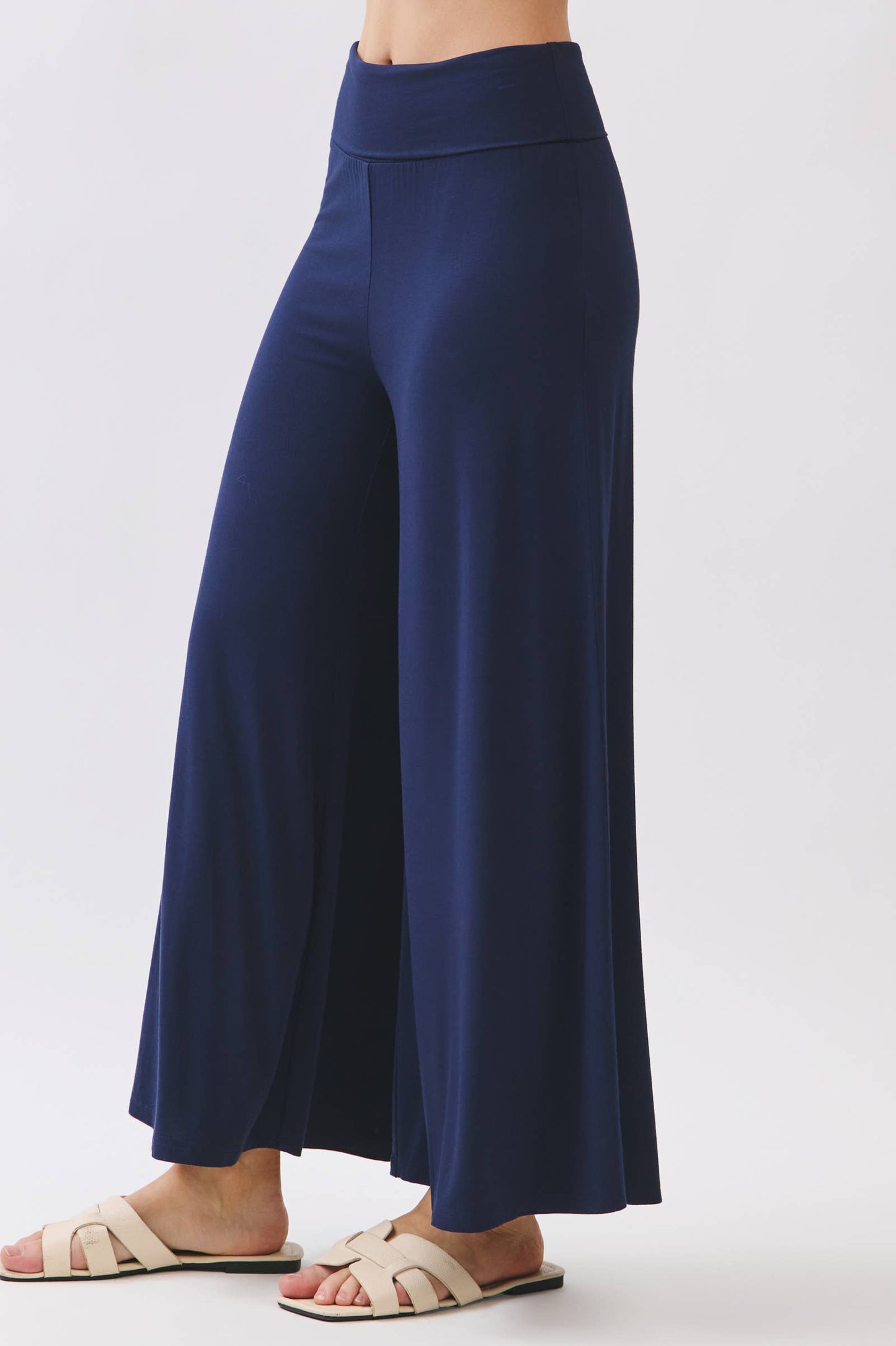 SOLID WIDE LEG CROP PANTS - Final Touch