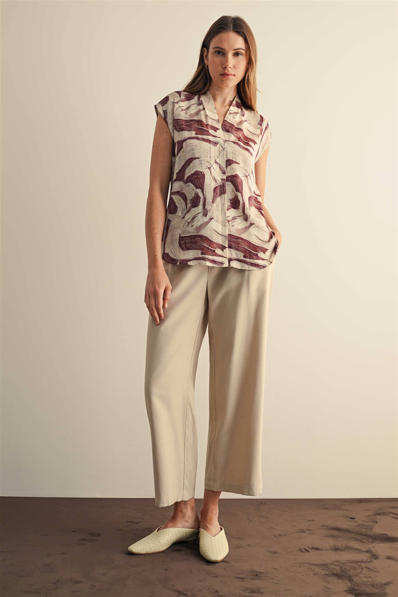 GEO PRINT V NECK SLEEVELESS BLOUSE