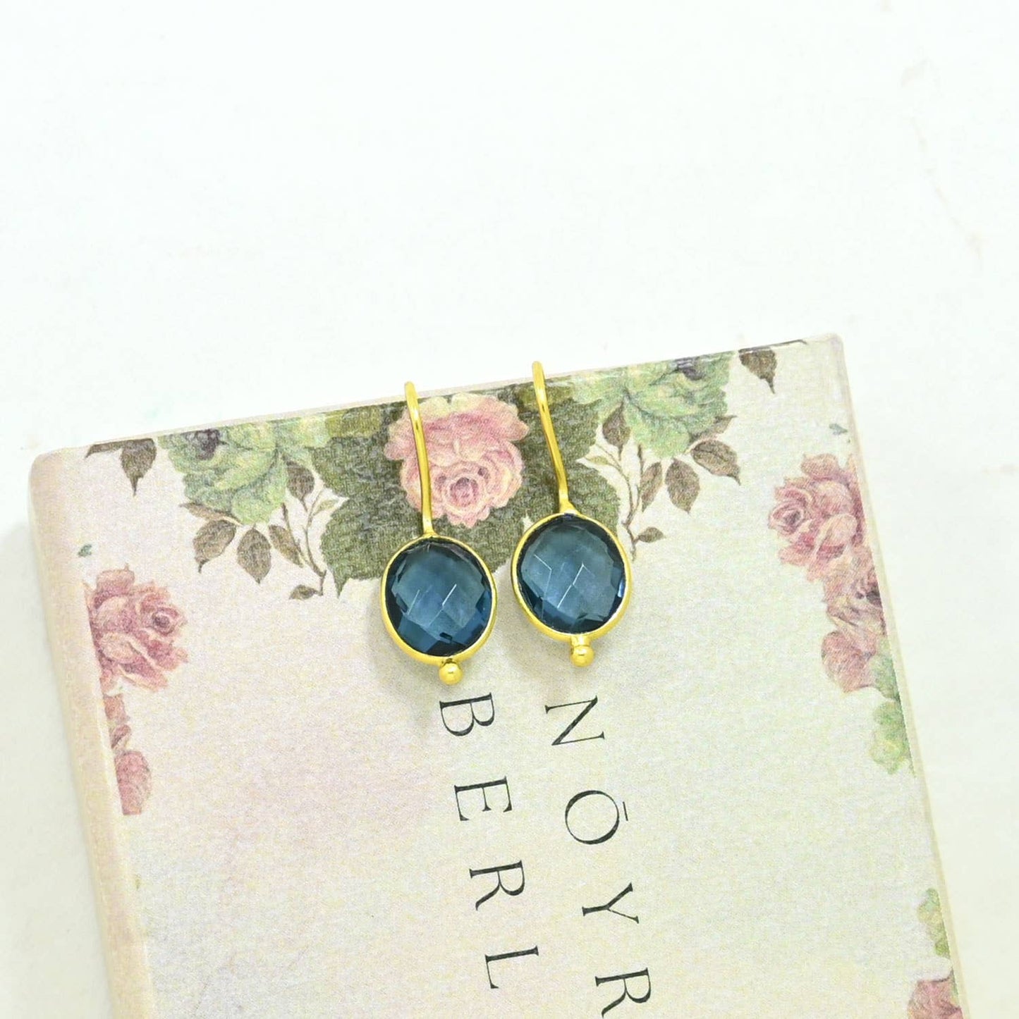 Schmuckoo x Noyre Berlin - Oval Gemstone Earring Gold Plated Silver 925 - Blue Iolite