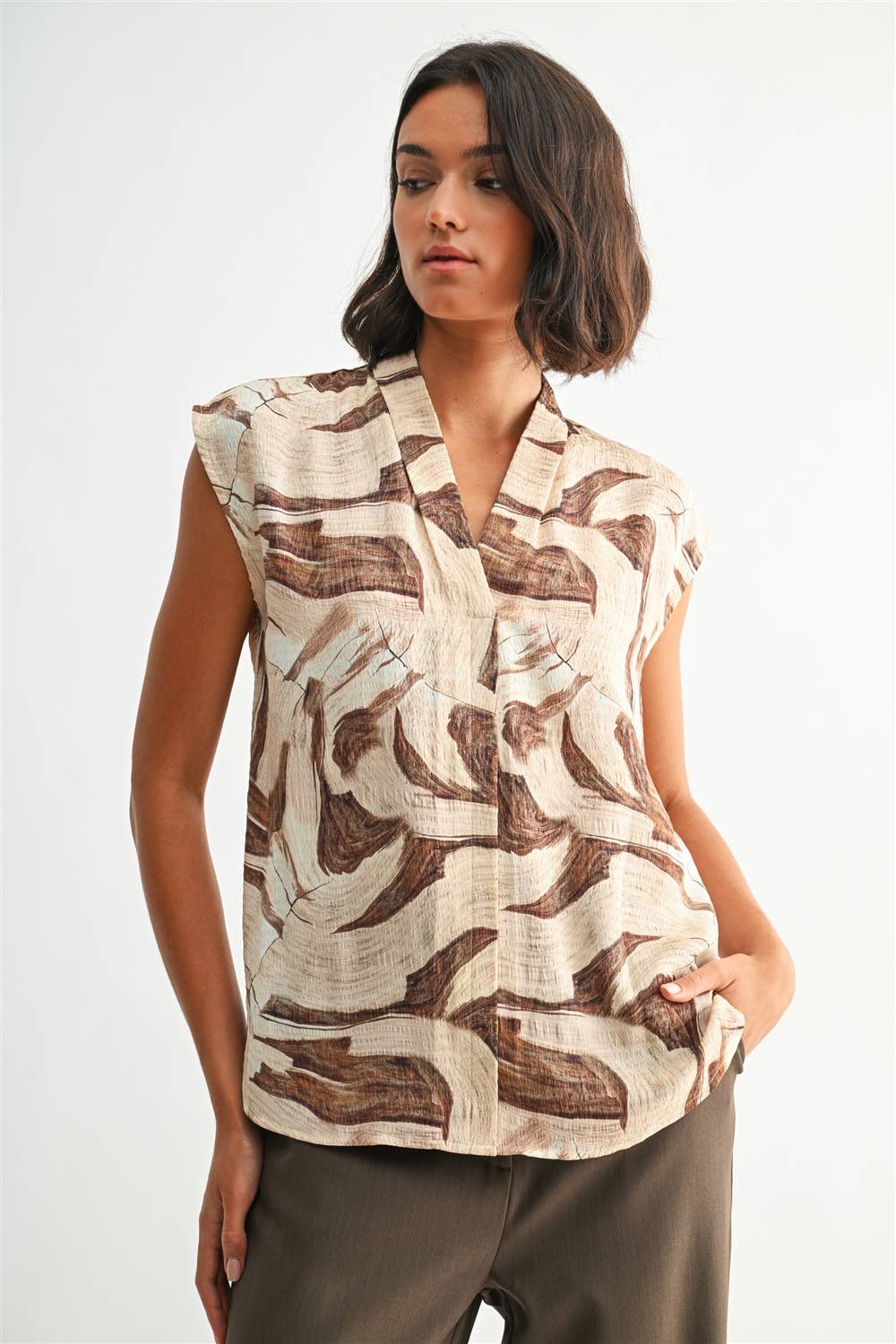 GEO PRINT V NECK SLEEVELESS BLOUSE