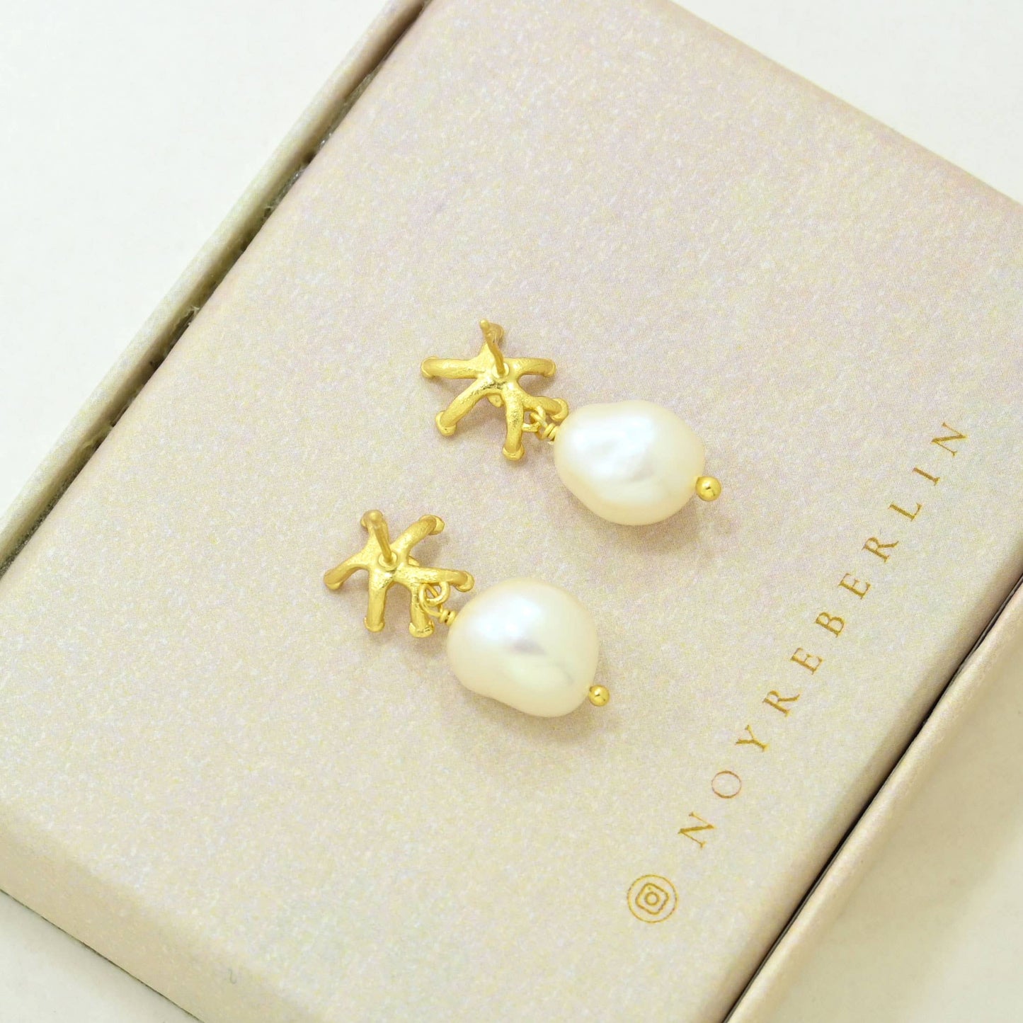 Schmuckoo x Noyre Berlin - Coral Earring Gold Plated - Natural Pearl