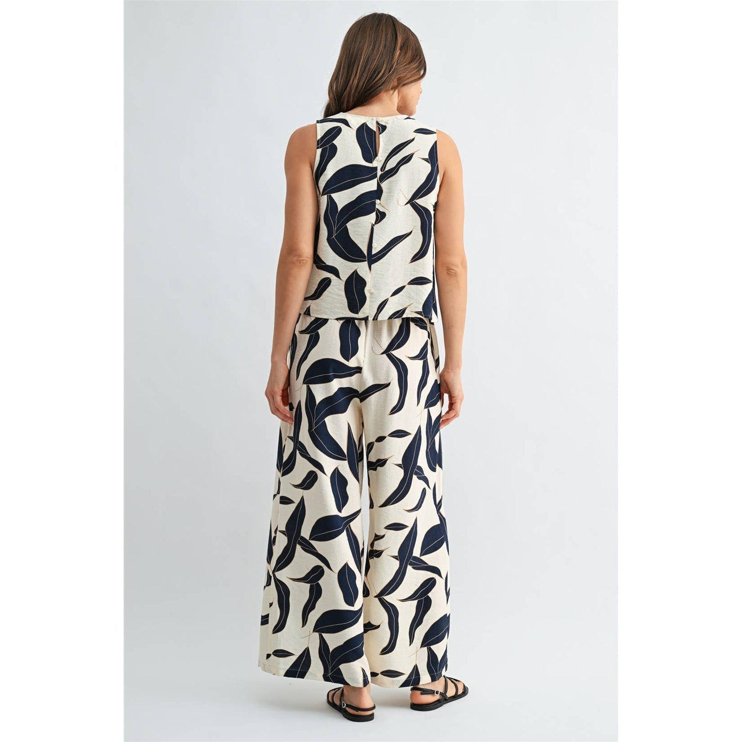 FUN2FUN - LEAF PRINT BACK BUTTON SLEEVELESS TOP