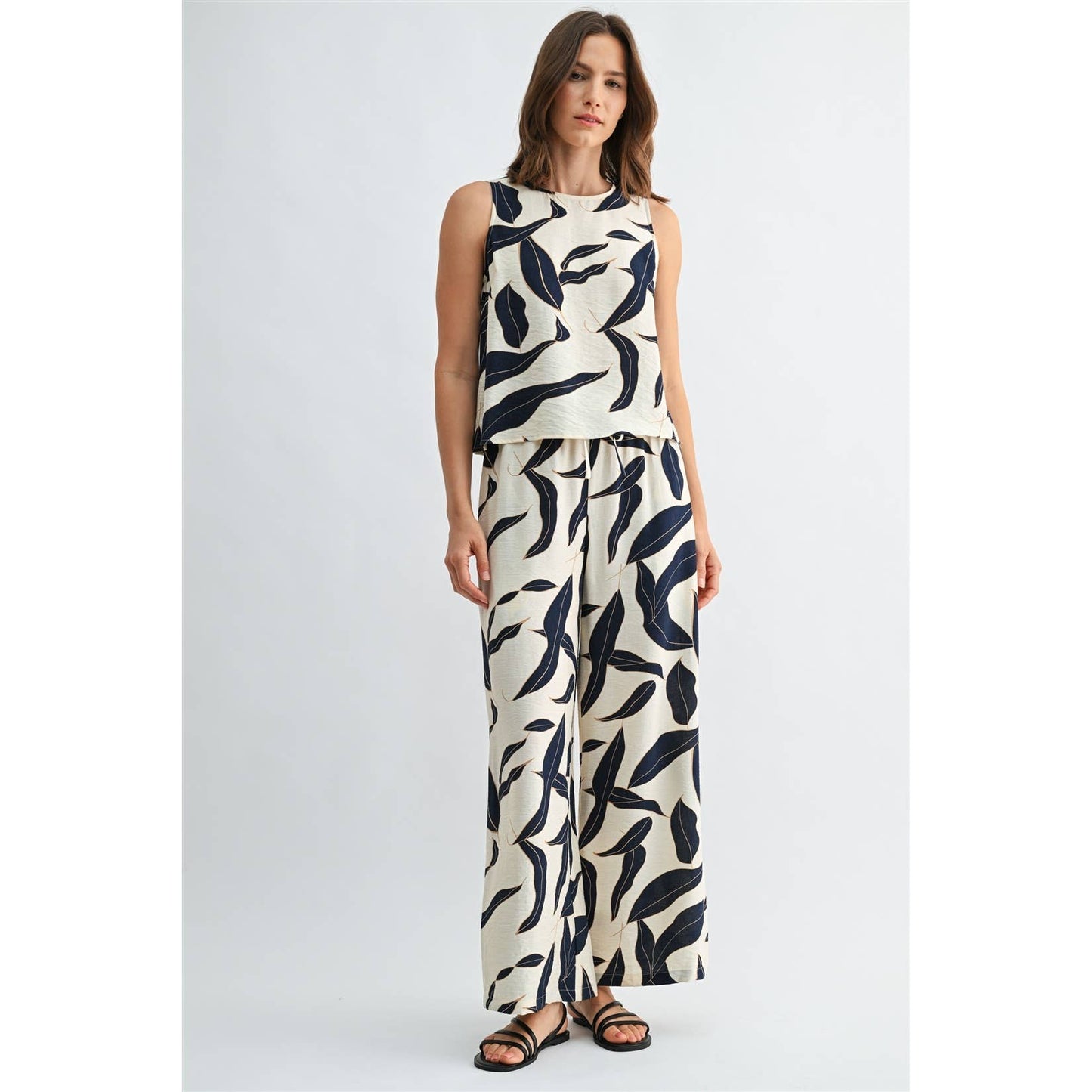 FUN2FUN - LEAF PRINT BACK BUTTON SLEEVELESS TOP