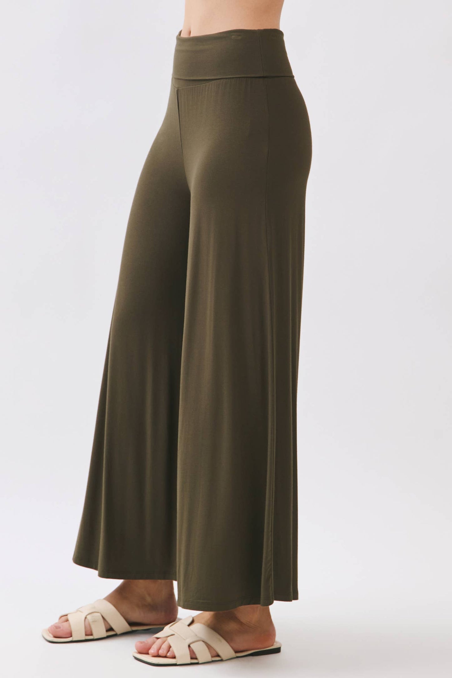 SOLID WIDE LEG CROP PANTS - Final Touch