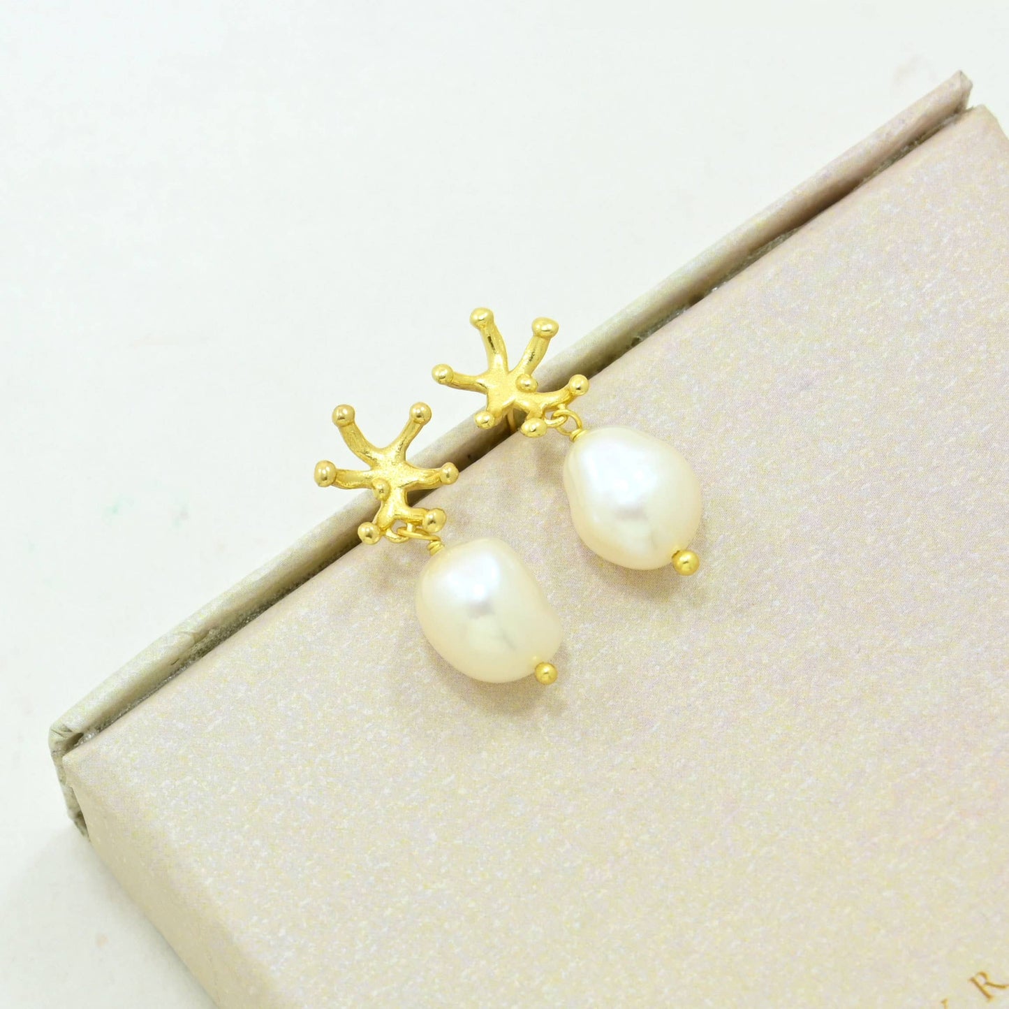 Schmuckoo x Noyre Berlin - Coral Earring Gold Plated - Natural Pearl