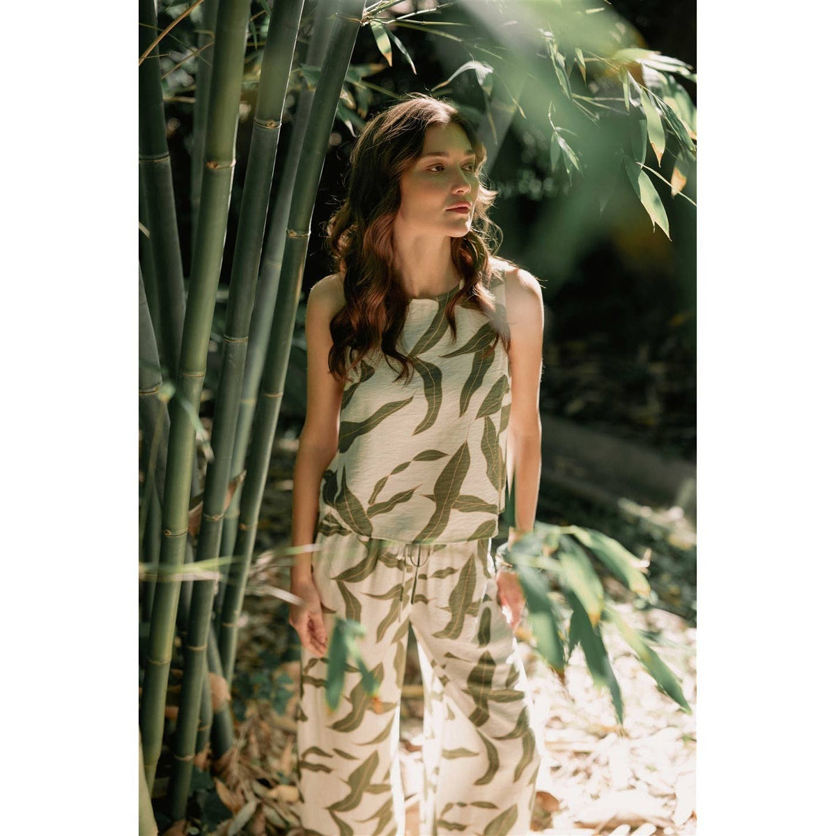 FUN2FUN - LEAF PRINT BACK BUTTON SLEEVELESS TOP