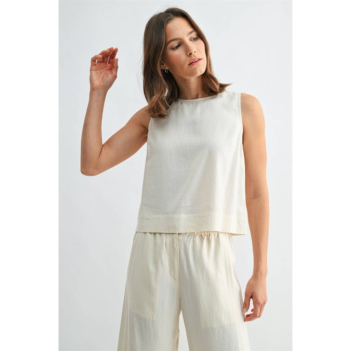 FUN2FUN - LINEN BLEND SLEEVELESS BUTTON BACK TOP