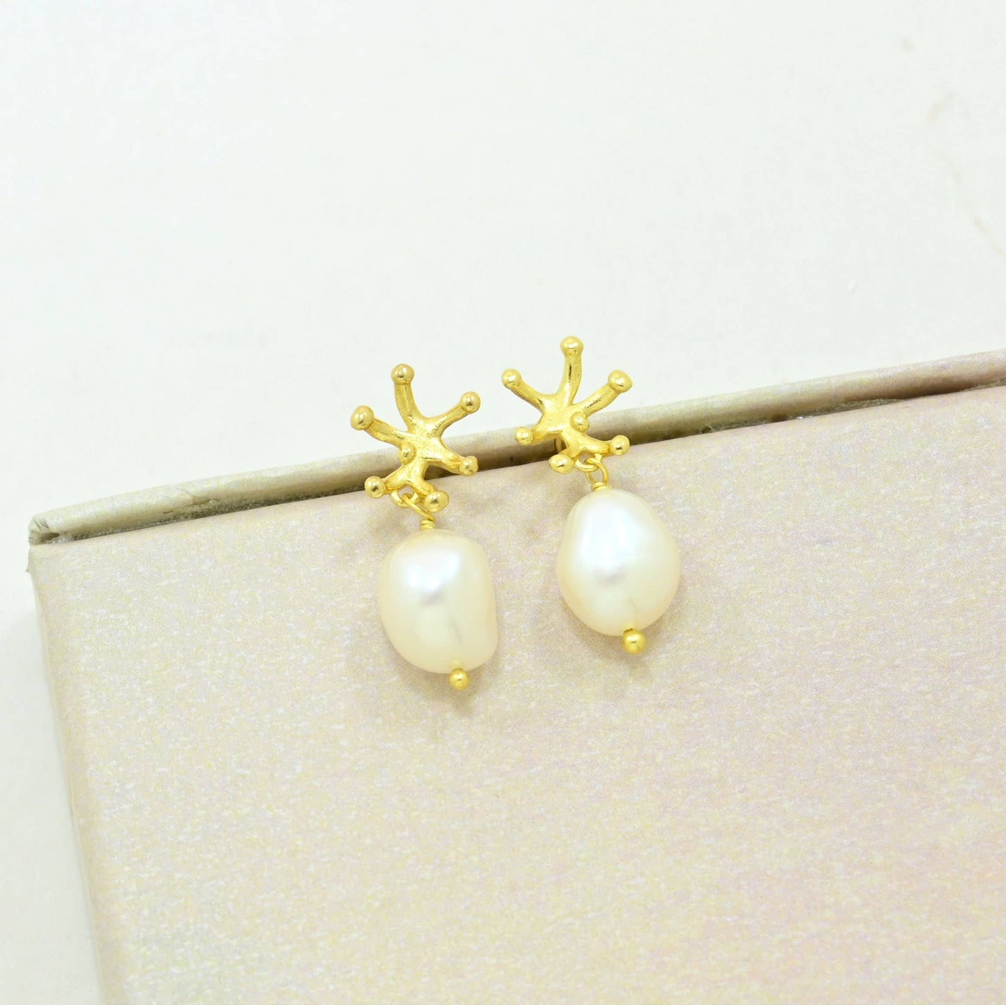Schmuckoo x Noyre Berlin - Coral Earring Gold Plated - Natural Pearl