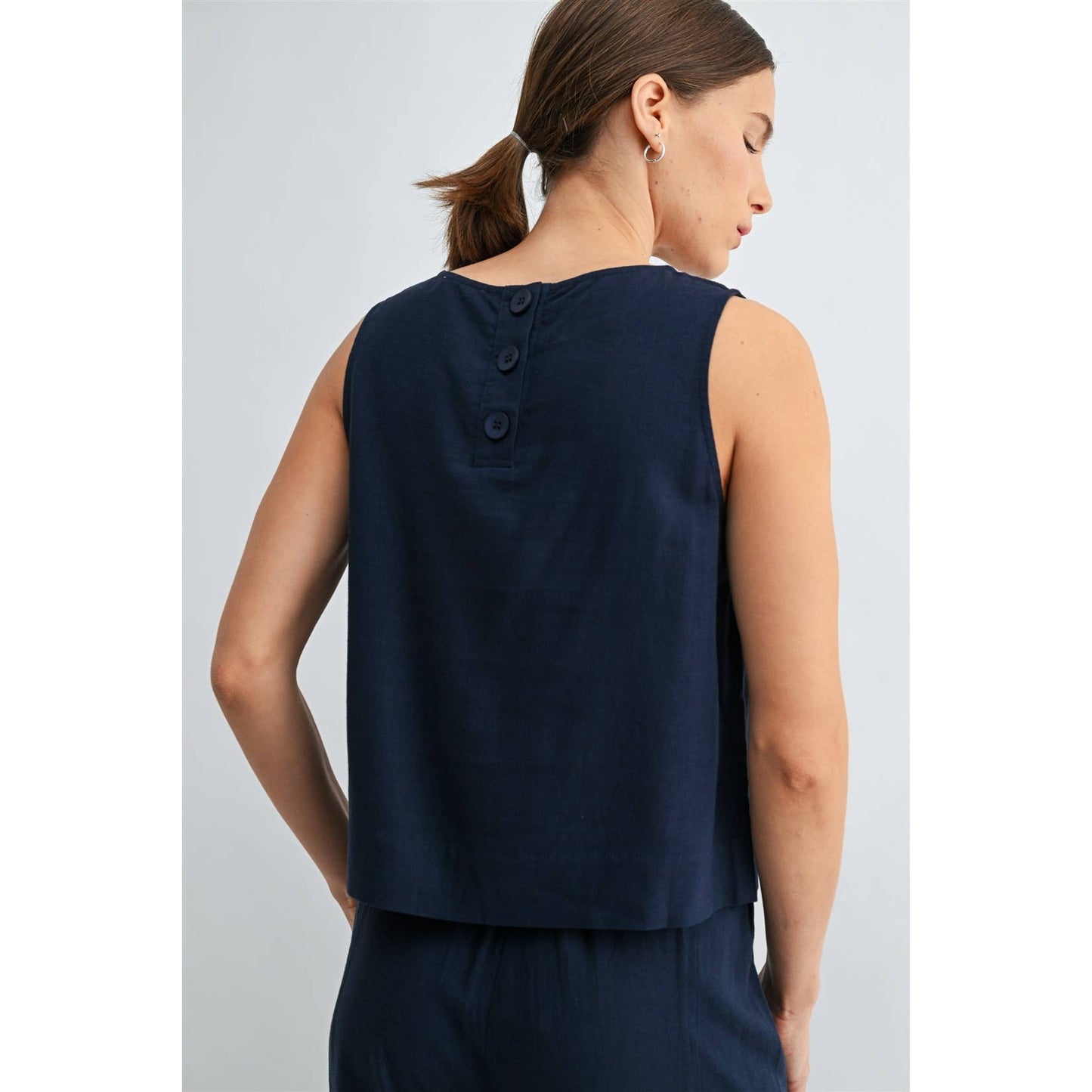 FUN2FUN - LINEN BLEND SLEEVELESS BUTTON BACK TOP