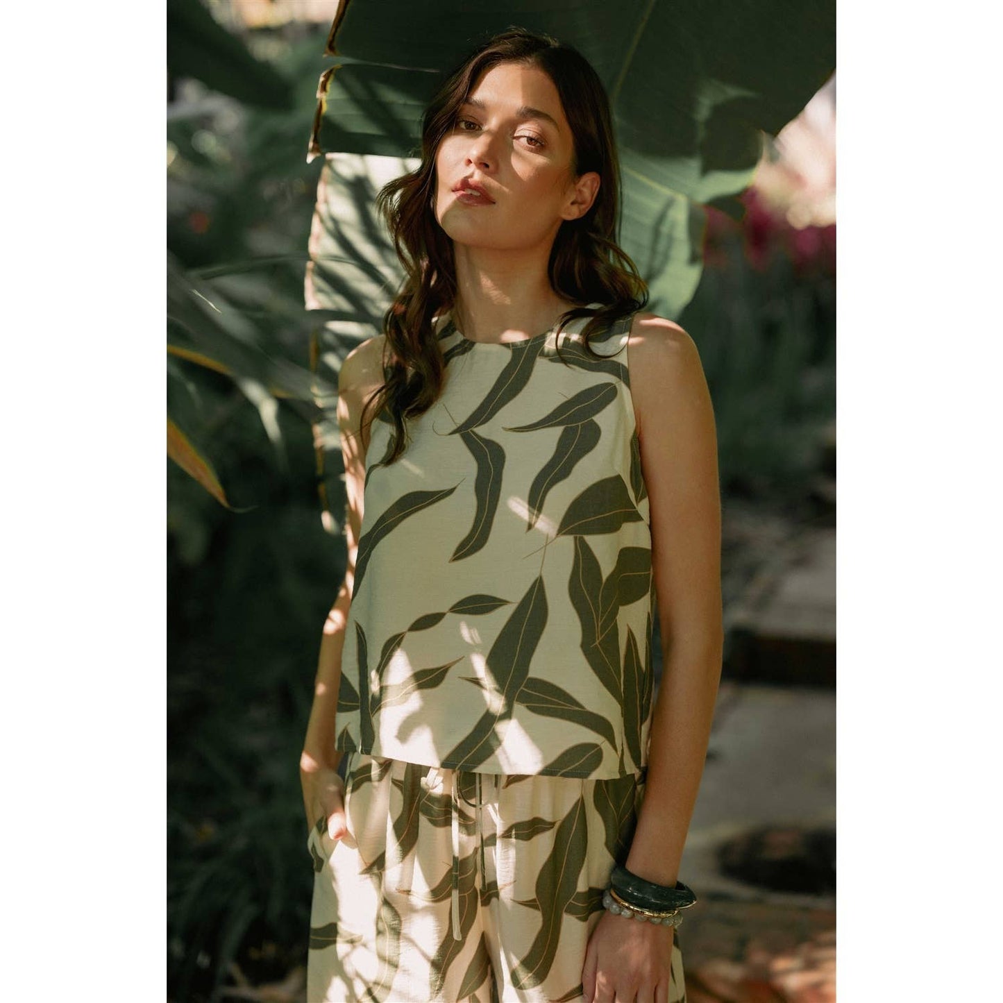 FUN2FUN - LEAF PRINT BACK BUTTON SLEEVELESS TOP