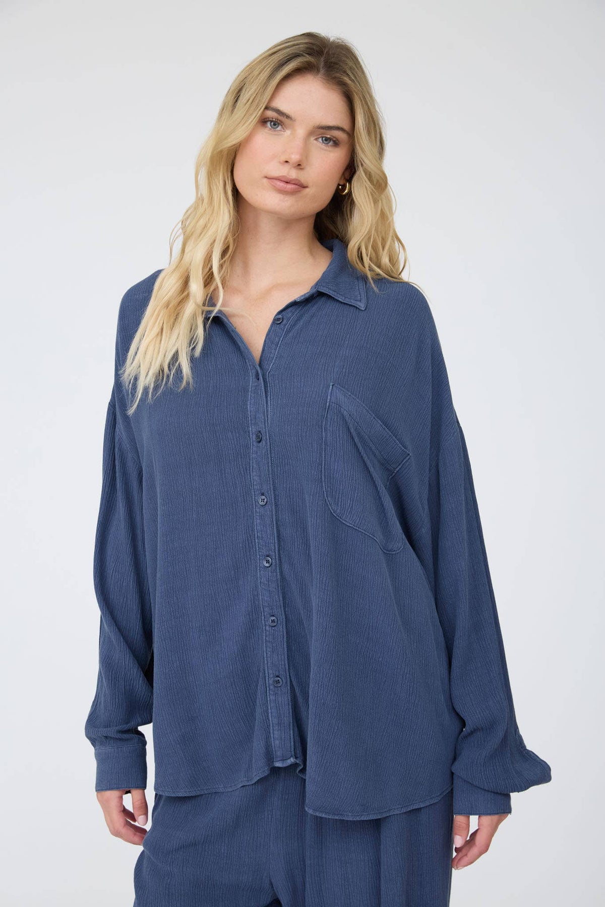 CRINKLE PLISSE COLLARED LONG SLEEVE BUTTON DOWN - Blu Pepper