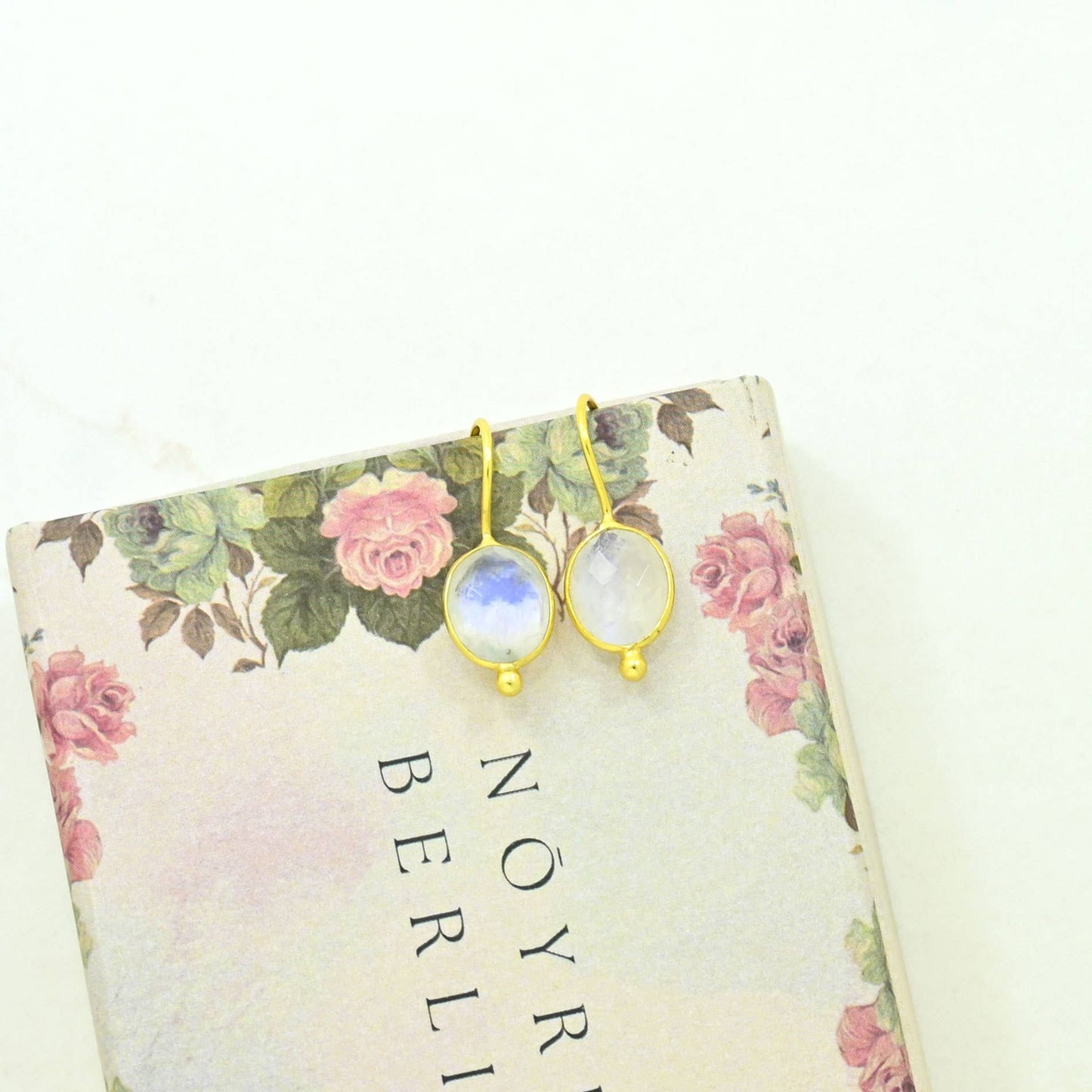 Schmuckoo x Noyre Berlin - Oval Gemstone Gold Earring Silver 925 - Rainbow Moonstone
