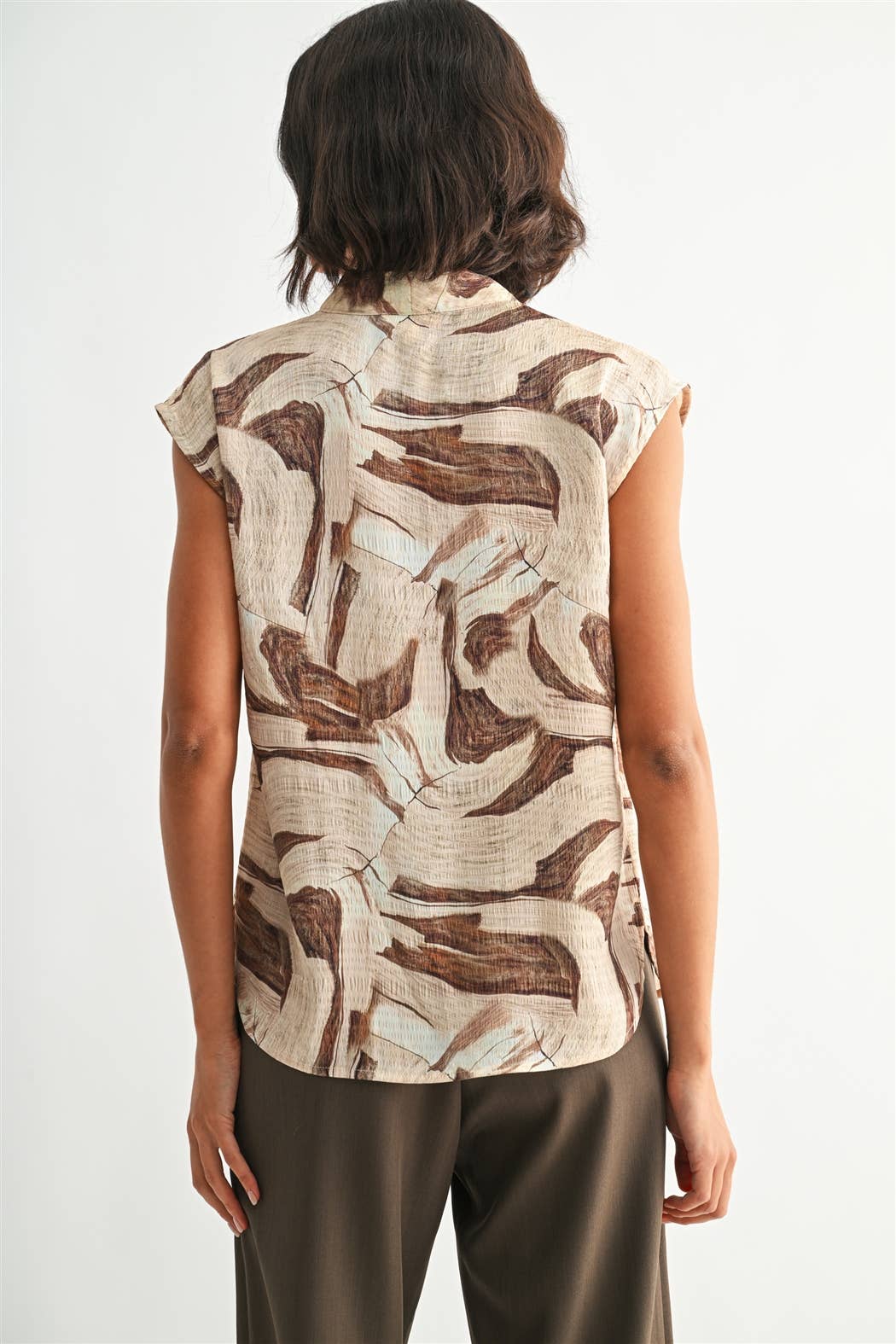 GEO PRINT V NECK SLEEVELESS BLOUSE