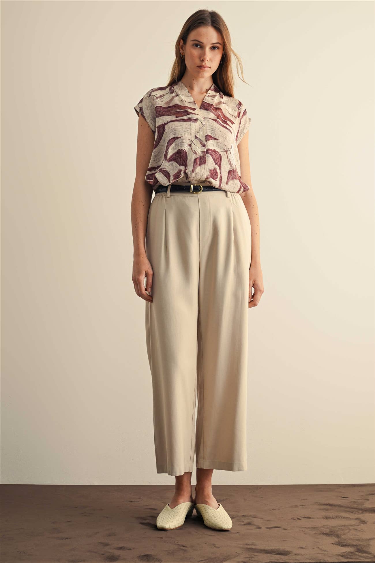 GEO PRINT V NECK SLEEVELESS BLOUSE