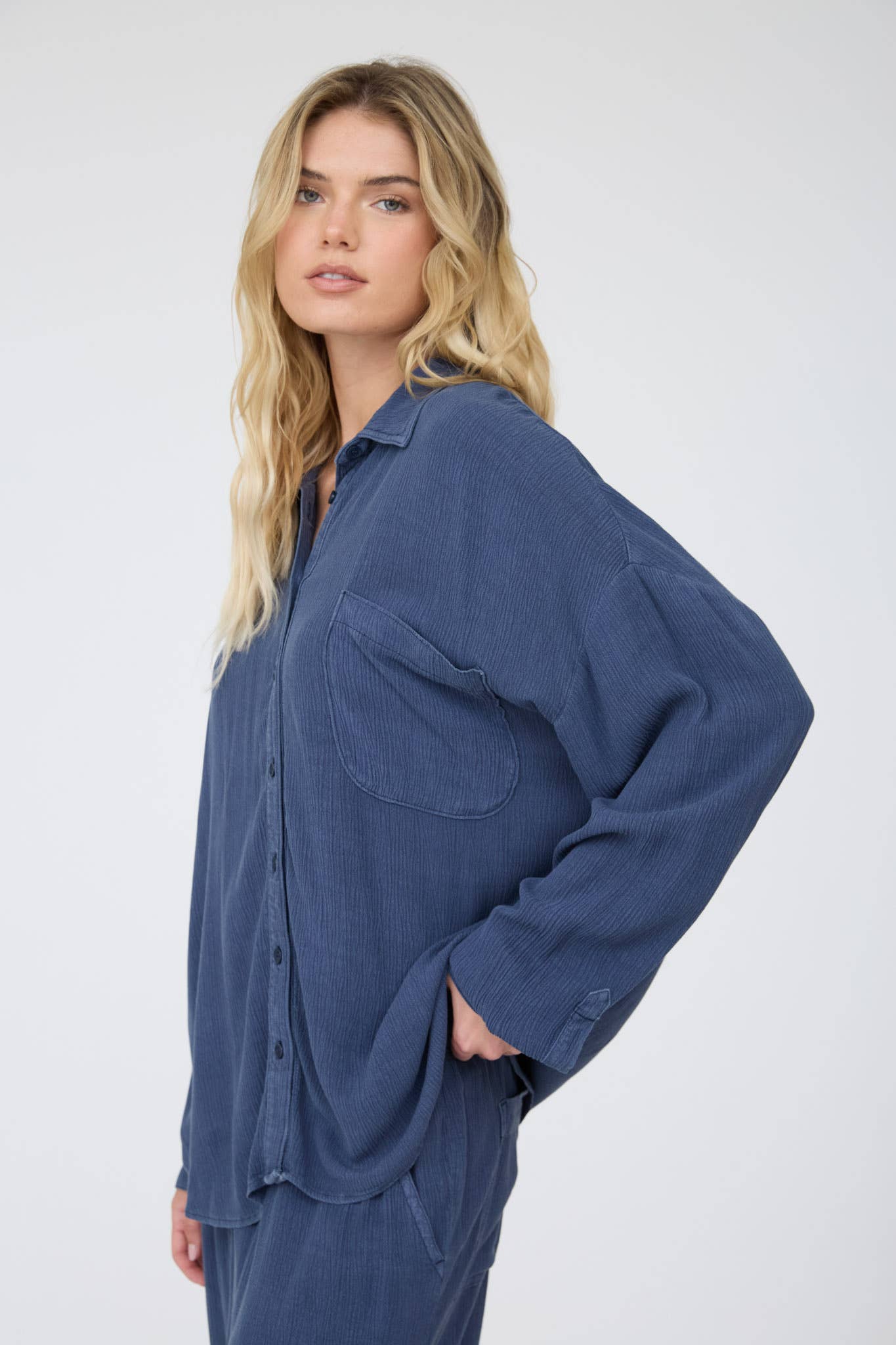 CRINKLE PLISSE COLLARED LONG SLEEVE BUTTON DOWN - Blu Pepper