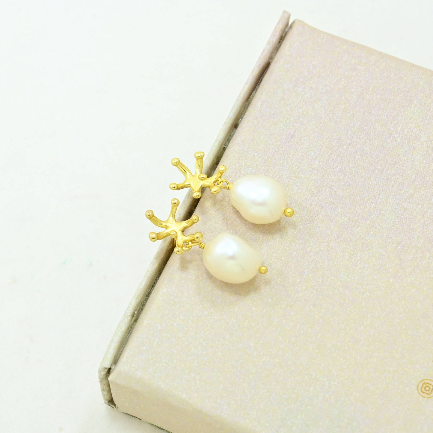 Schmuckoo x Noyre Berlin - Coral Earring Gold Plated - Natural Pearl