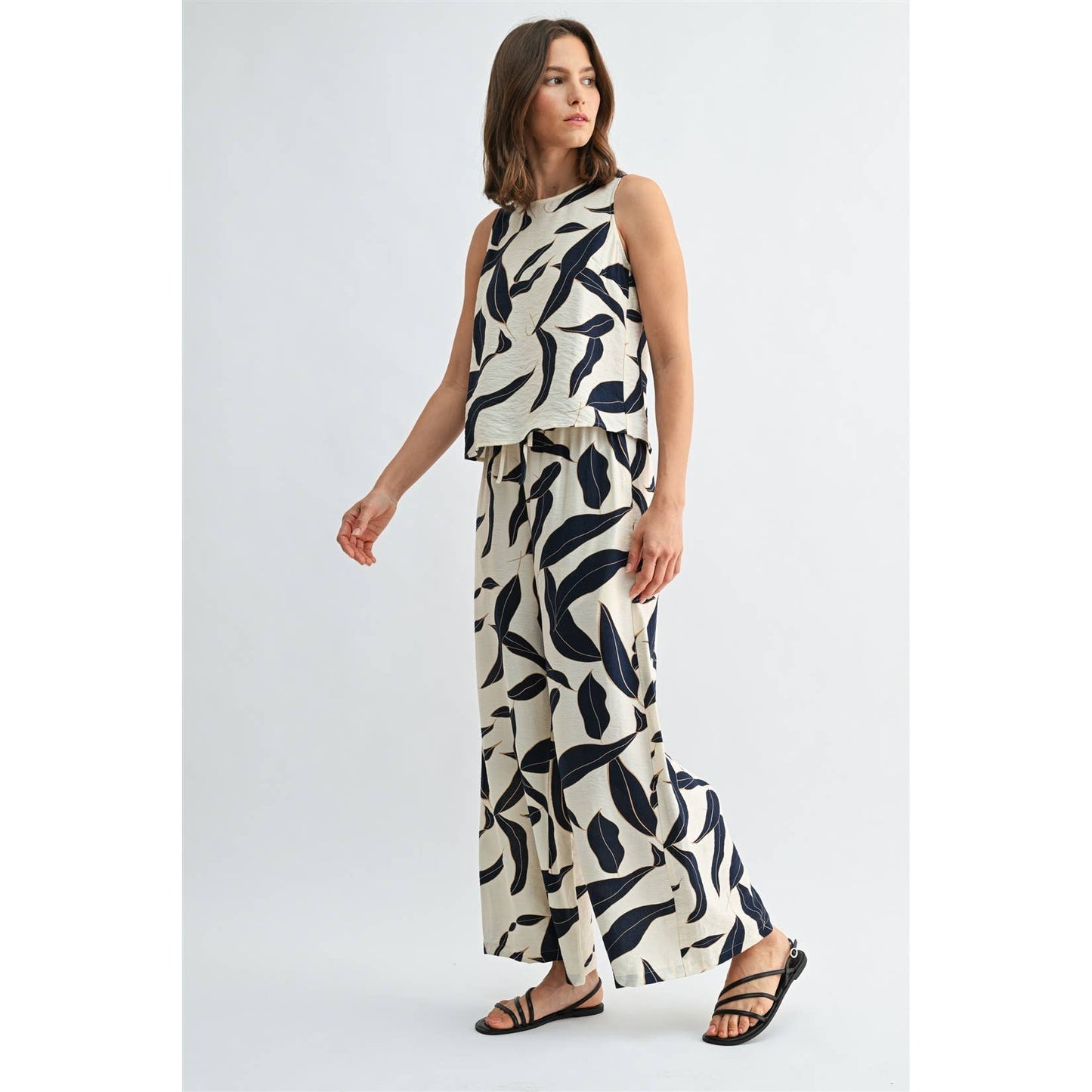 FUN2FUN - LEAF PRINT BACK BUTTON SLEEVELESS TOP
