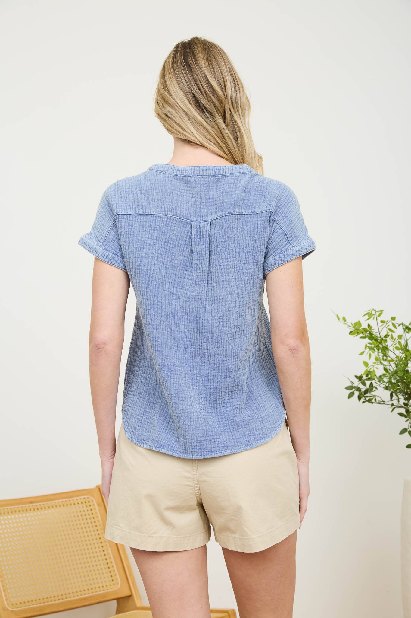 SHORT SLEEVE HENLEY CHAMBRAY TOP - Blue Pepper