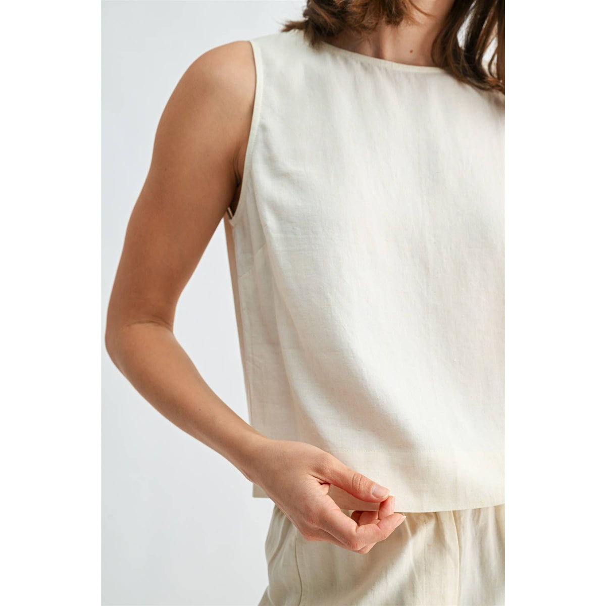 FUN2FUN - LINEN BLEND SLEEVELESS BUTTON BACK TOP