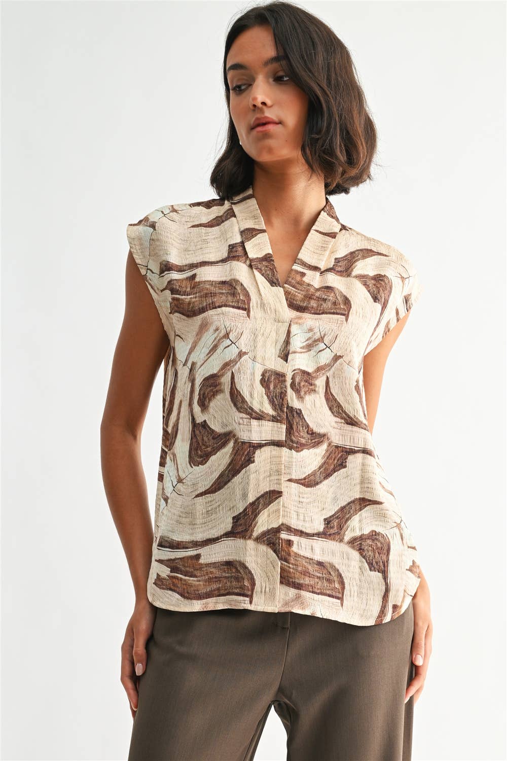 GEO PRINT V NECK SLEEVELESS BLOUSE