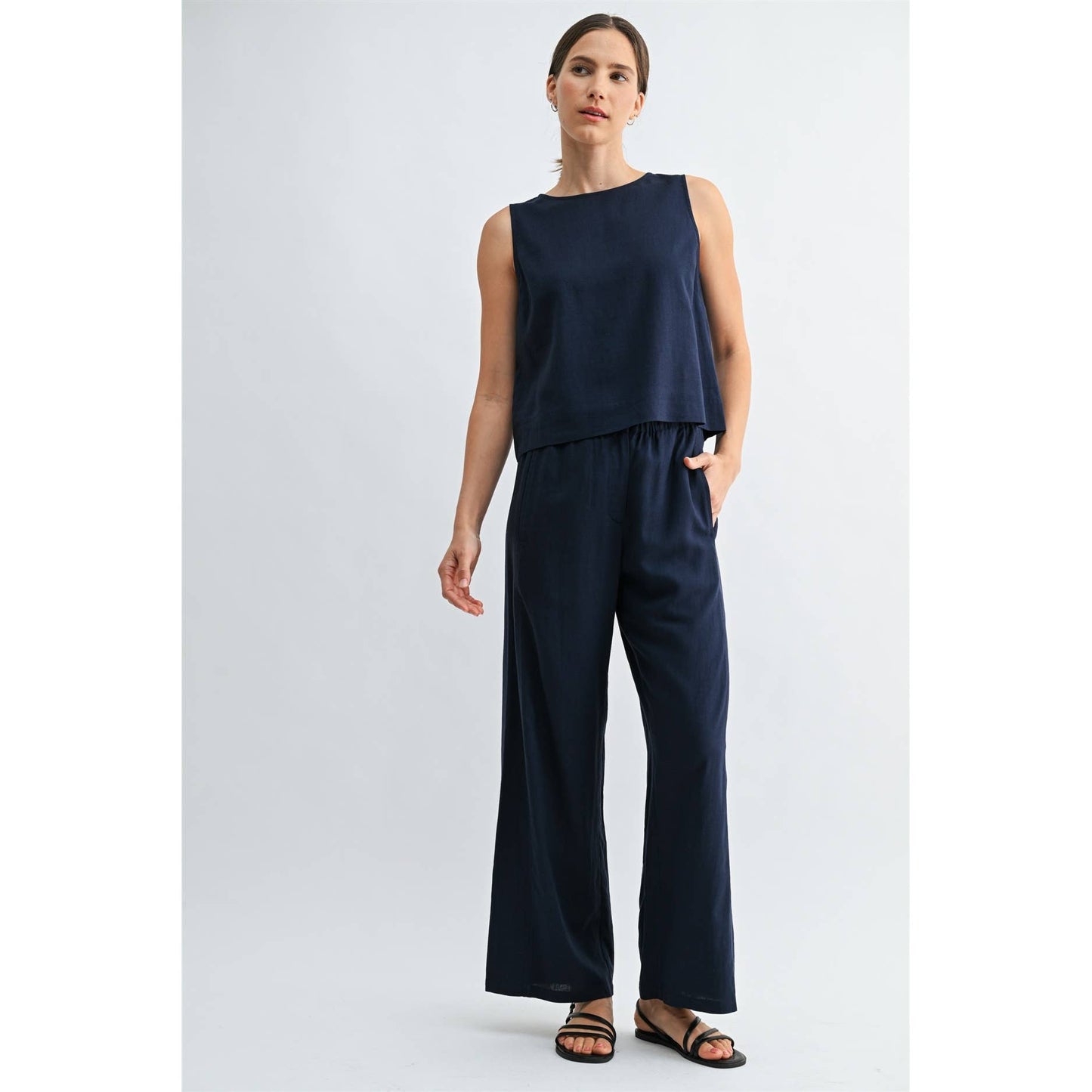 FUN2FUN - LINEN BLEND SLEEVELESS BUTTON BACK TOP