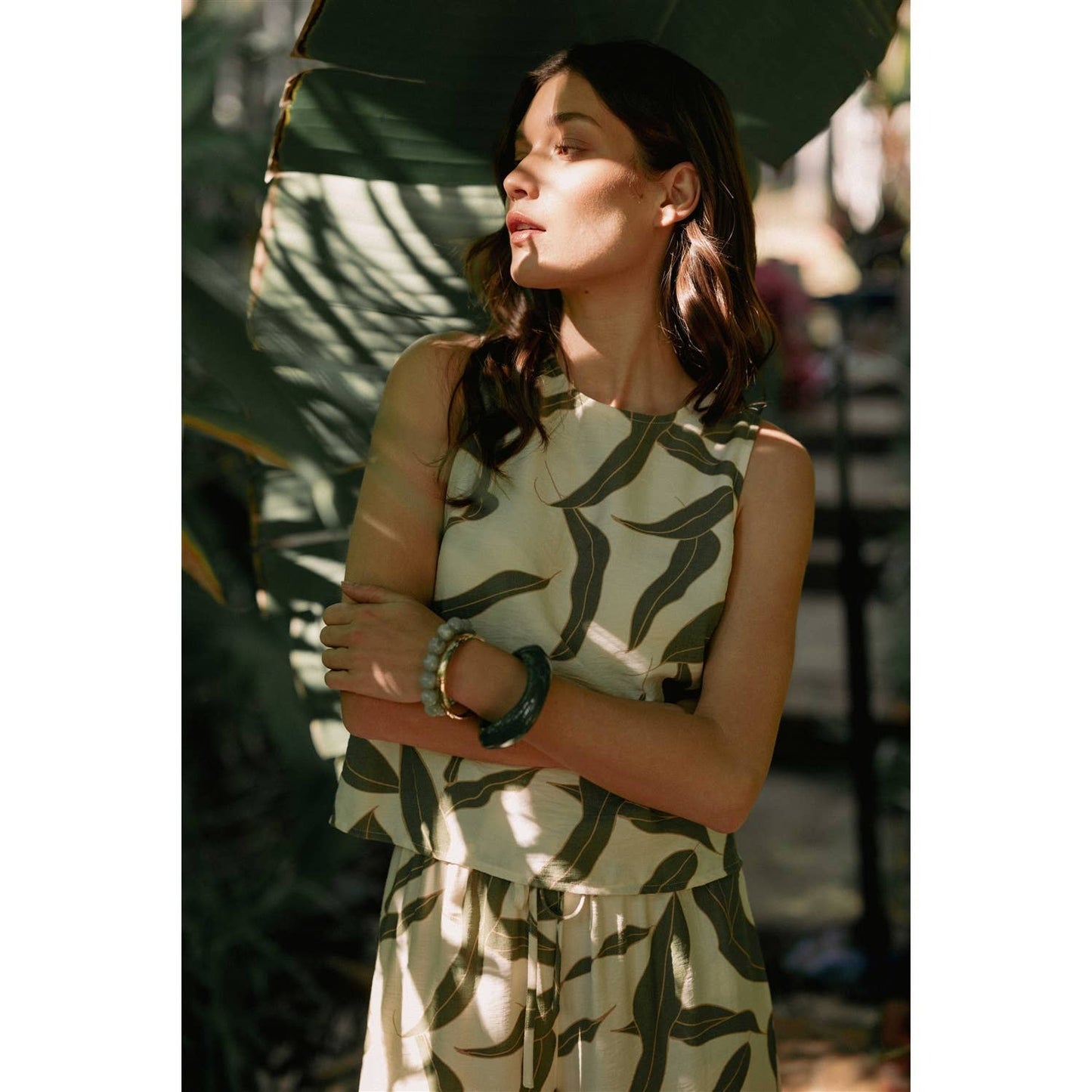 FUN2FUN - LEAF PRINT BACK BUTTON SLEEVELESS TOP