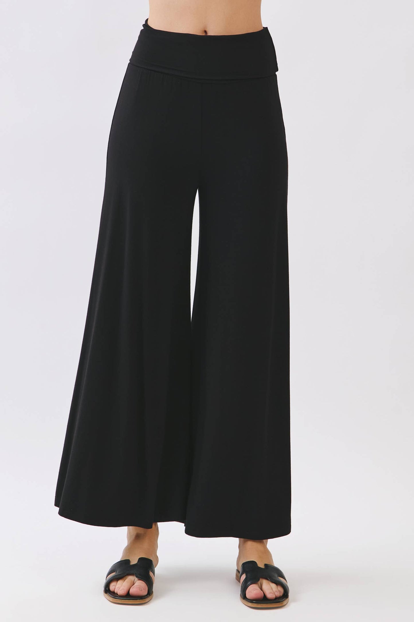 SOLID WIDE LEG CROP PANTS - Final Touch