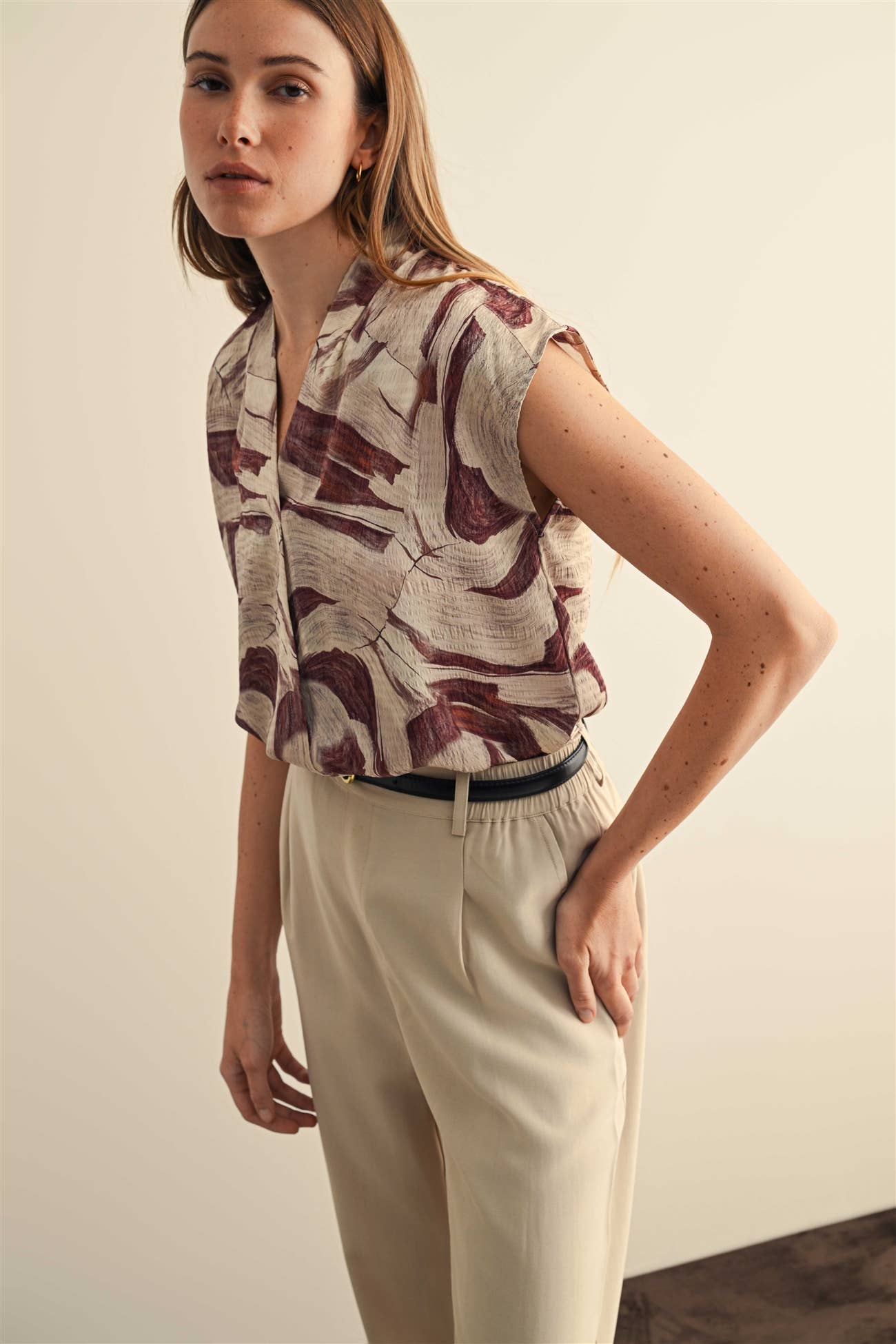 GEO PRINT V NECK SLEEVELESS BLOUSE