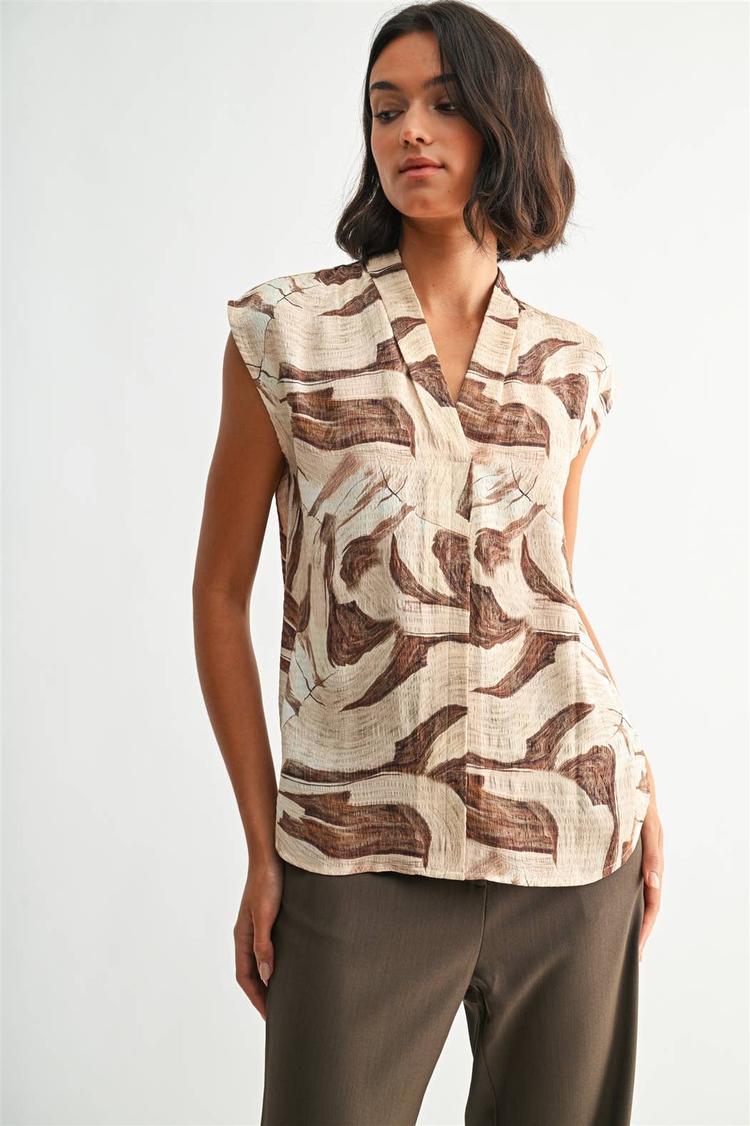 GEO PRINT V NECK SLEEVELESS BLOUSE
