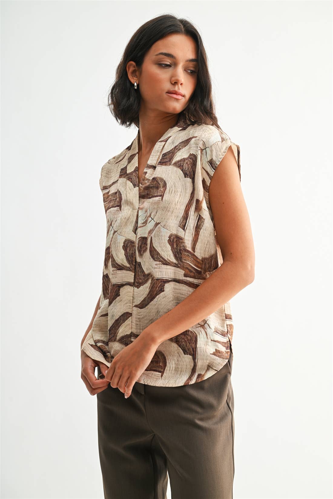 GEO PRINT V NECK SLEEVELESS BLOUSE